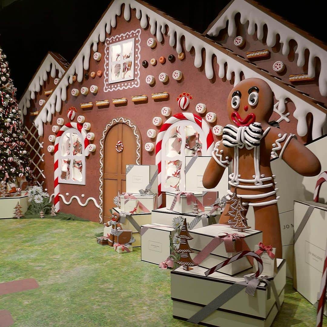 美的 Biteki's official Instagram! さんのインスタグラム写真 - (美的 Biteki's official Instagram! Instagram)「「ジョー マローン ロンドン」のポップアップイベント「Gingerbread Land(ジンジャー ブレッド ランド)」が、2023年12月14日（木）から12月25日（月）までの期間限定で、表参道ヒルズ B3F スペース オーにて開催されます！   ジョー マローン ロンドンの2023年クリスマスの限定コレクションは、カラフルなキャンディで飾られたジンジャーブレッドハウスにインスパイア。 ジンジャーの魅惑的な香りとスパイス、ストライプ柄のキャンディケインやカラフルなオーナメントで飾られた木々、高く積みあげられた美しいプレゼントたち…イベントでは、そんな世界観を体現しています。 会場ではポップでキュートなジンジャーブレッドハウスがお出迎え。 足を踏み入れるとそこはまるでお菓子の国に迷い込んだような空間へと誘い、お家を抜けると、心躍るジンジャーブレッド ランドの世界が目の前に広がります。 ジンジャーブレッド マンと一緒に撮影ができるフォトボックスをはじめ、会場でしか体験できないスペシャルコンテンツなどが盛りだくさん。 また、その世界観を体現するプレイフルな空間で香りの体験やホリデーのお祝いムードを盛り上げてくれるコロンやホーム フレグランスなど、限定ギフトのコレクションも購入できます。 16,500円（税込）以上購入すると「オリジナル フレッシュナー」を、22,000円(税込)以上購入すると「フレイグラント フェイバリット ポーチ セット」がもらえる購入特典や、来場者限定のクリスマスギフトも。（すべて数量限定、なくなり次第終了）   ぜひこの機会にジョー マローン ロンドンならではのクリスマスを楽しんで！   【イベント情報】 「Gingerbread Land(ジンジャー ブレッド ランド)」 ◆期間：2023年12月14日（木）〜12月25日（月） ◆時間：11時～ 21時（最終日25日のみ20時まで） ※最終入場は30分前まで ◆会場：表参道ヒルズ B3F スペース オー （東京都渋谷区神宮前4-12-10） ◆入場：無料・予約制（予約はジョー マローン ロンドン公式LINEより）   #ジョーマローンロンドン#ジンジャーブレッドランド#GingerbreadLand# jomalone#ジョーマローン#イベント#表参道#コスメ#コスメイベント#クリスマス#クリスマスコフレ#ホリデーコレクション#クリスマスコフレ2023#フレグランス#香水#bitekicom#ギフト#プレゼント」12月12日 19時32分 - bitekicom