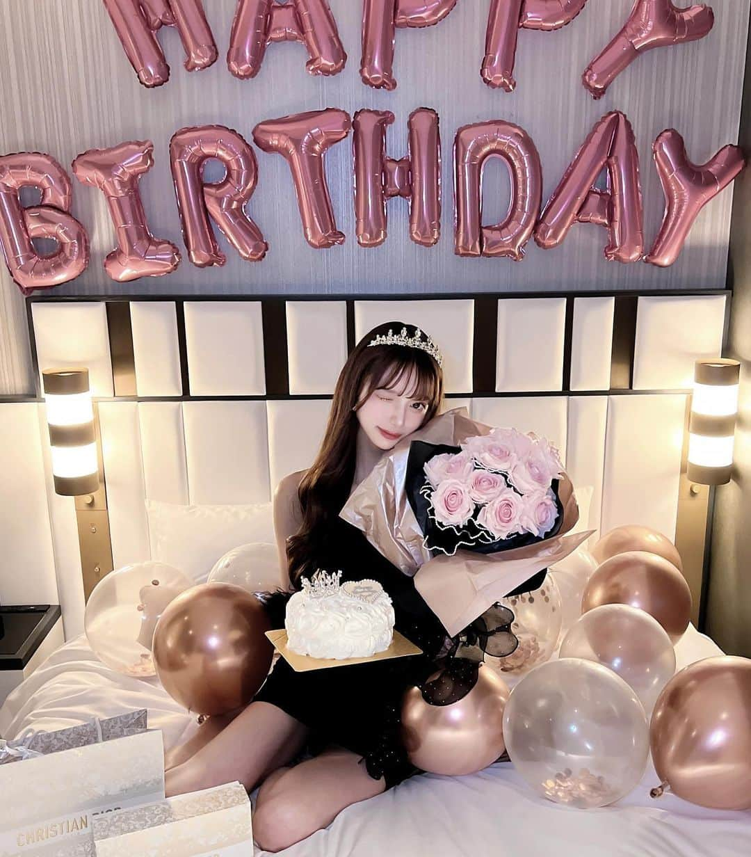 あやちゃんさんのインスタグラム写真 - (あやちゃんInstagram)「Birthday party🎂🖤✦  全部が可愛すぎる🥺 この花束手作りなのスゴすぎよね💐🥹💕 まりかありがとー> < ♡  #誕生日サプライズ #誕生日プレゼント #誕生日ケーキ #誕生日パーティー #誕生日バルーン #バースデーサプライズ #バースデーケーキ #バースデープレゼント #バースデープレート #ホカンス #ホカンスコーデ #ホテル女子会 #花束アレンジ #ティアラケーキ #ティアラヘア #kokohotelpremier日本橋浜町」12月12日 19時31分 - aya.you.love.r