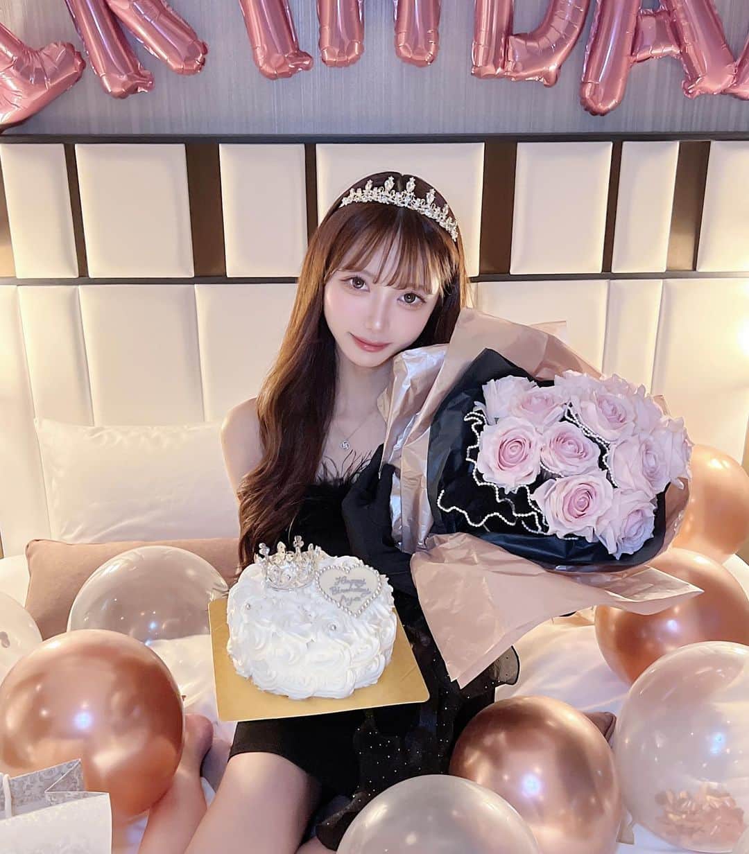 あやちゃんさんのインスタグラム写真 - (あやちゃんInstagram)「Birthday party🎂🖤✦  全部が可愛すぎる🥺 この花束手作りなのスゴすぎよね💐🥹💕 まりかありがとー> < ♡  #誕生日サプライズ #誕生日プレゼント #誕生日ケーキ #誕生日パーティー #誕生日バルーン #バースデーサプライズ #バースデーケーキ #バースデープレゼント #バースデープレート #ホカンス #ホカンスコーデ #ホテル女子会 #花束アレンジ #ティアラケーキ #ティアラヘア #kokohotelpremier日本橋浜町」12月12日 19時31分 - aya.you.love.r