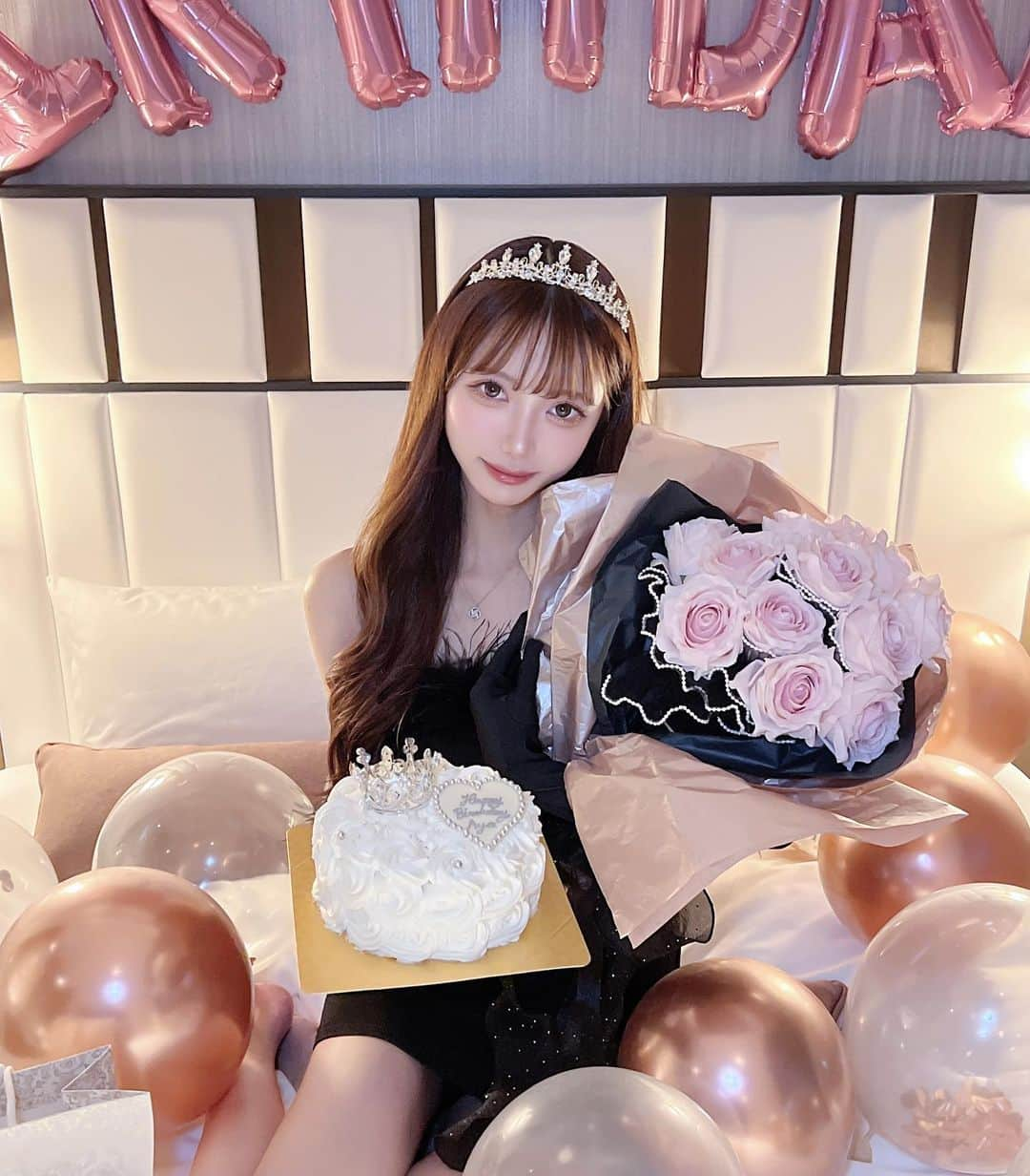 あやちゃんさんのインスタグラム写真 - (あやちゃんInstagram)「Birthday party🎂🖤✦  全部が可愛すぎる🥺 この花束手作りなのスゴすぎよね💐🥹💕 まりかありがとー> < ♡  #誕生日サプライズ #誕生日プレゼント #誕生日ケーキ #誕生日パーティー #誕生日バルーン #バースデーサプライズ #バースデーケーキ #バースデープレゼント #バースデープレート #ホカンス #ホカンスコーデ #ホテル女子会 #花束アレンジ #ティアラケーキ #ティアラヘア #kokohotelpremier日本橋浜町」12月12日 19時31分 - aya.you.love.r