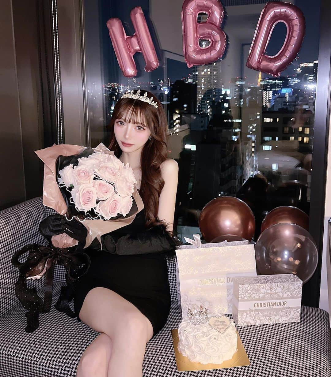 あやちゃんさんのインスタグラム写真 - (あやちゃんInstagram)「Birthday party🎂🖤✦  全部が可愛すぎる🥺 この花束手作りなのスゴすぎよね💐🥹💕 まりかありがとー> < ♡  #誕生日サプライズ #誕生日プレゼント #誕生日ケーキ #誕生日パーティー #誕生日バルーン #バースデーサプライズ #バースデーケーキ #バースデープレゼント #バースデープレート #ホカンス #ホカンスコーデ #ホテル女子会 #花束アレンジ #ティアラケーキ #ティアラヘア #kokohotelpremier日本橋浜町」12月12日 19時31分 - aya.you.love.r