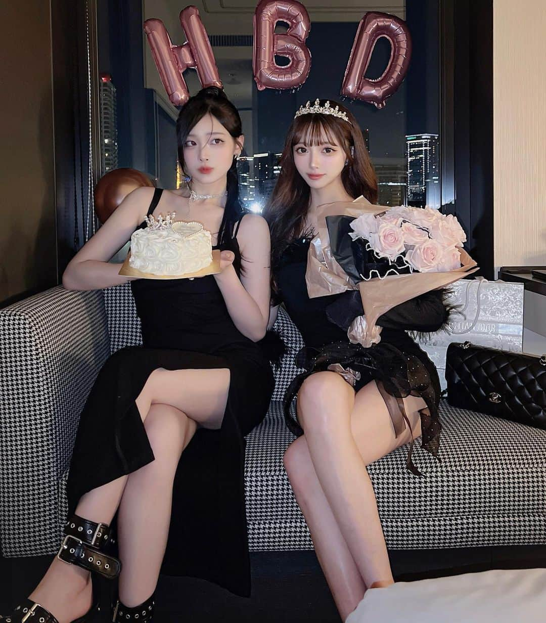 あやちゃんさんのインスタグラム写真 - (あやちゃんInstagram)「Birthday party🎂🖤✦  全部が可愛すぎる🥺 この花束手作りなのスゴすぎよね💐🥹💕 まりかありがとー> < ♡  #誕生日サプライズ #誕生日プレゼント #誕生日ケーキ #誕生日パーティー #誕生日バルーン #バースデーサプライズ #バースデーケーキ #バースデープレゼント #バースデープレート #ホカンス #ホカンスコーデ #ホテル女子会 #花束アレンジ #ティアラケーキ #ティアラヘア #kokohotelpremier日本橋浜町」12月12日 19時31分 - aya.you.love.r