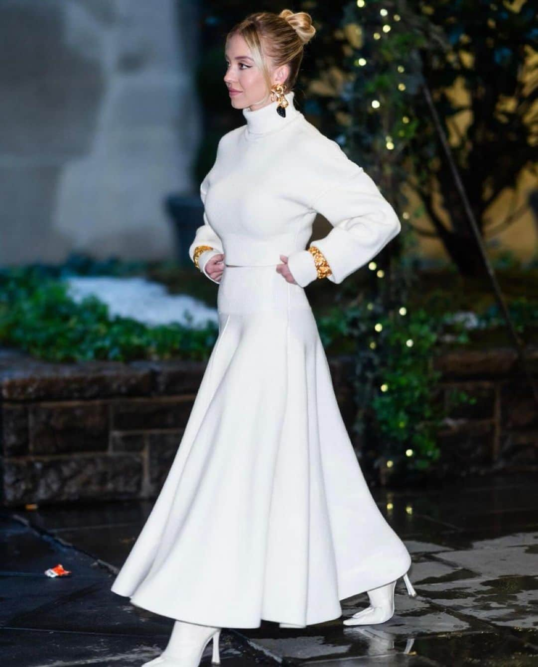 スキャパレリさんのインスタグラム写真 - (スキャパレリInstagram)「From the ateliers at 21 Place Vendôme in Paris to New York. @sydney_sweeney in @schiaparelli tonal white Ready-to-Wear FW23, surrealist anatomy bijoux, and keyhole boots by @danielroseberry  Stylist @mollyddickson  #Schiaparelli #SydneySweeney」12月12日 19時32分 - schiaparelli