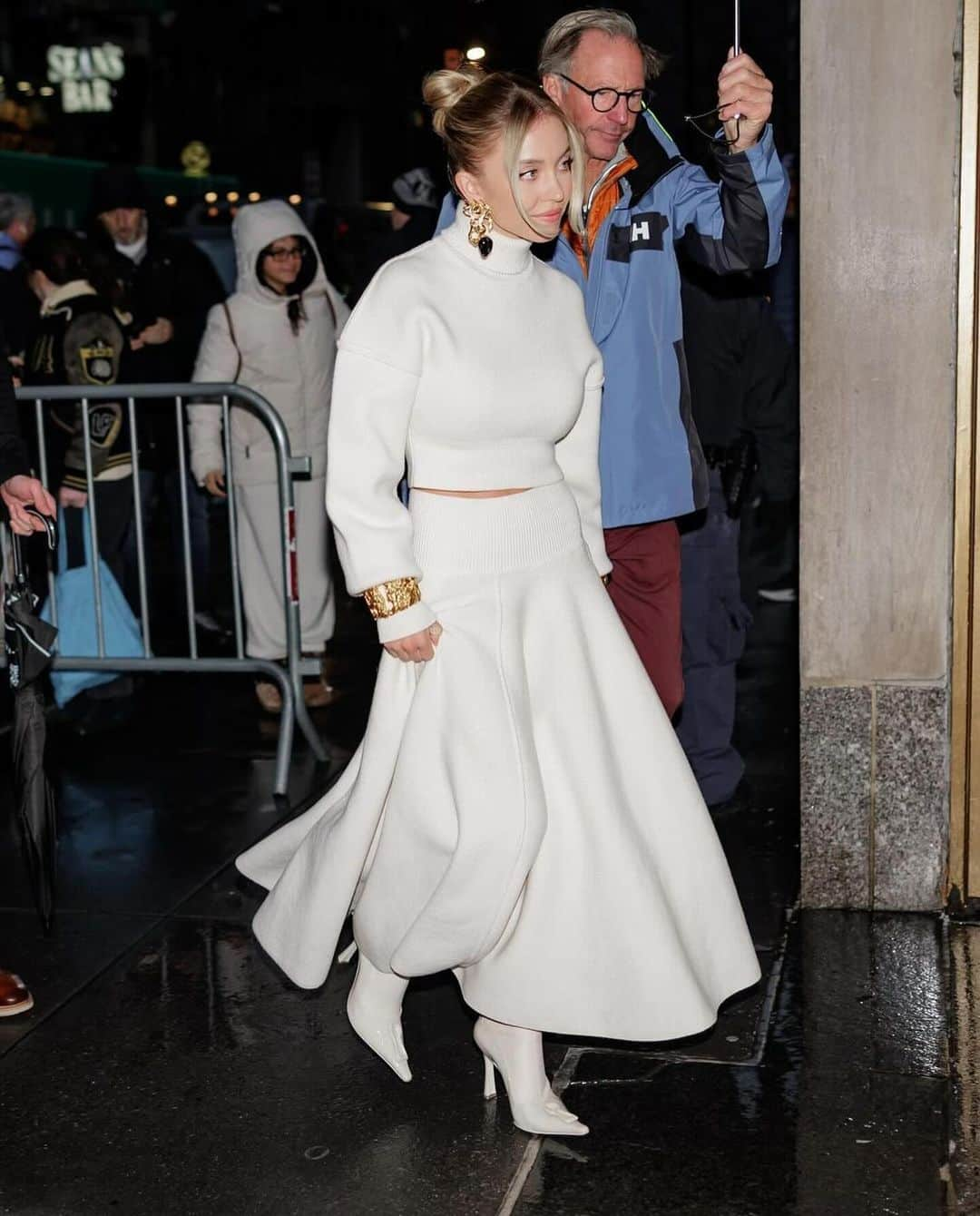 スキャパレリさんのインスタグラム写真 - (スキャパレリInstagram)「From the ateliers at 21 Place Vendôme in Paris to New York. @sydney_sweeney in @schiaparelli tonal white Ready-to-Wear FW23, surrealist anatomy bijoux, and keyhole boots by @danielroseberry  Stylist @mollyddickson  #Schiaparelli #SydneySweeney」12月12日 19時32分 - schiaparelli