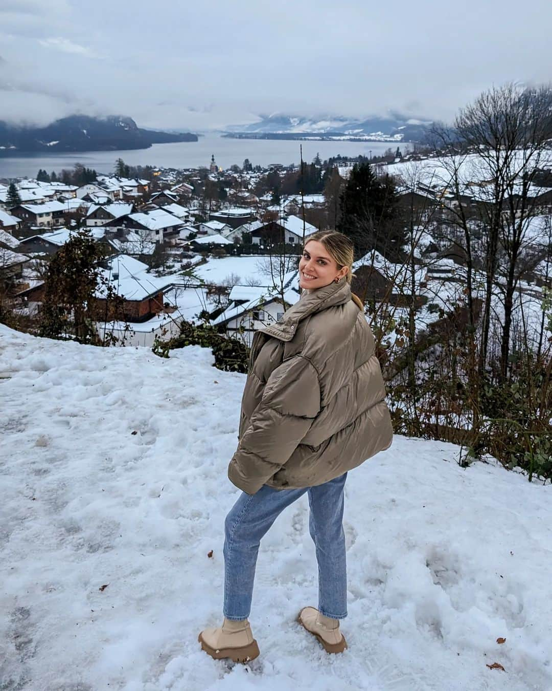 Ashley Jamesさんのインスタグラム写真 - (Ashley JamesInstagram)「Bucket list ticked off: the Sound of Music tour. 🎶❤️  What a way to end our trip to Salzburg! We're on the way back to the airport now but yesterday afternoon we did a Sound of Music tour and it was amazing! 💕🎶  Despite the film coming out in 1965, apparently the Sound of Music still attracts 300,000 tourists a year to Salzburg, which is just mind-blowing.  I've not seen the film for a while, but when I was at first school, baby Ashley would take the video in every single day hoping my teacher would let us watch it. I remember the VHS had a big plaster on with my name etched on. After a while my teacher gave in and let us watch it and asked me not to bring it back again. So I started bringing the tape cassette in instead. I was absolutely obsessed. I remember my mum telling me you could go to the real place and I couldn't believe it and I hoped that one day I could do it!   We saw the pavilion where they sang "16 going on 17", the church where they got married, the lake where they fell in on the boat, the path where Maria sings down, the two houses they filmed the Von Trapp home. And we learned so much about the real vom Trapp family. Our guide was so funny and amazing, and we saw so much of the Salzburg lake district which is somewhere I'd definitely want to come back in the summer. It's such a beautiful place!  And the best thing is - the littles were amazing even on a 4 hour tour! We brought lots of snacks and the iPad and there were lots of stops along the way!  What a beautiful place to come to for Nana's special birthday. And now it's back to reality to the work rush before we get to enjoy Christmas.   If anyone has any questions about our trip I'd be very happy to try and answer. ❤️✨🙏🏼」12月12日 19時26分 - ashleylouisejames