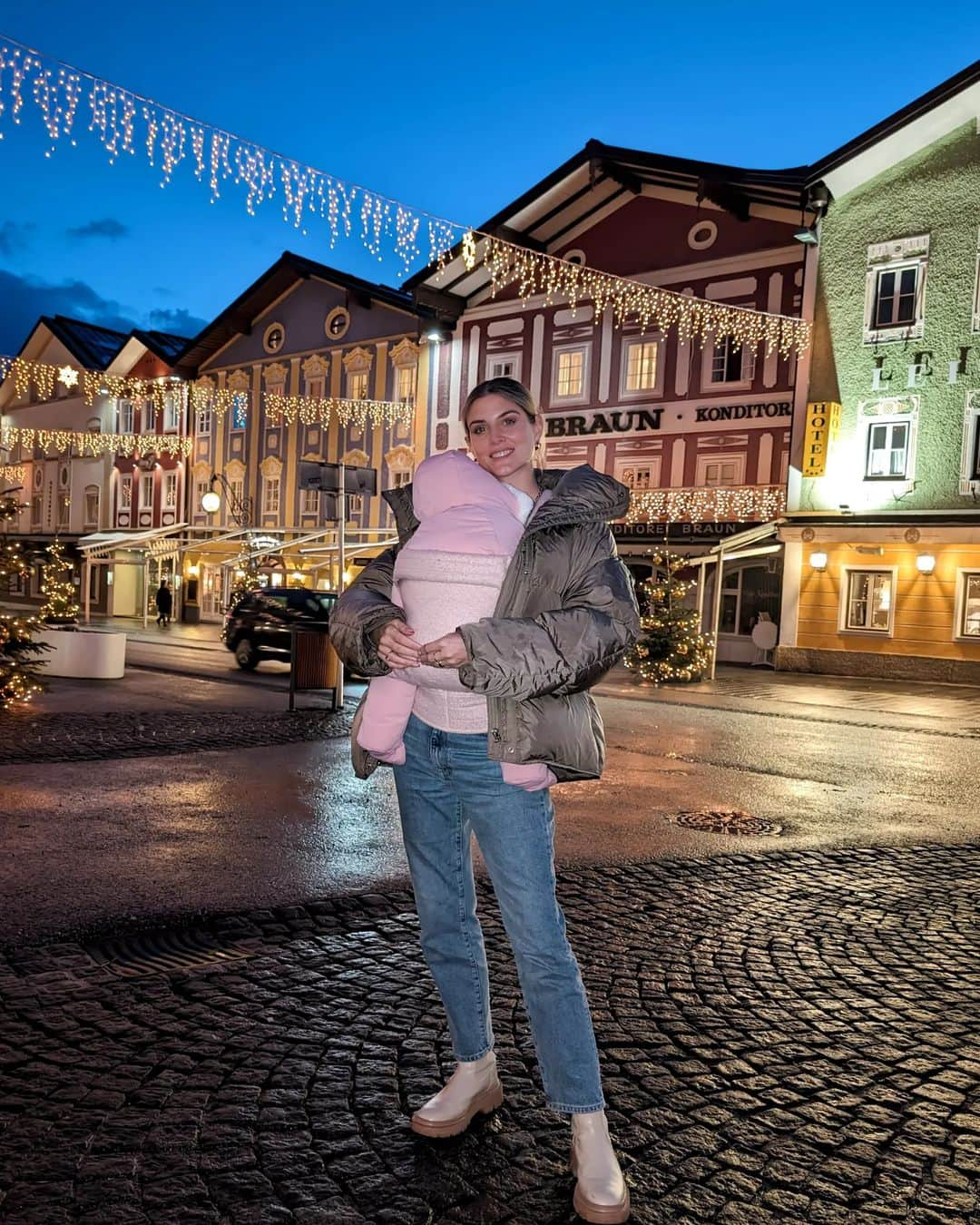 Ashley Jamesさんのインスタグラム写真 - (Ashley JamesInstagram)「Bucket list ticked off: the Sound of Music tour. 🎶❤️  What a way to end our trip to Salzburg! We're on the way back to the airport now but yesterday afternoon we did a Sound of Music tour and it was amazing! 💕🎶  Despite the film coming out in 1965, apparently the Sound of Music still attracts 300,000 tourists a year to Salzburg, which is just mind-blowing.  I've not seen the film for a while, but when I was at first school, baby Ashley would take the video in every single day hoping my teacher would let us watch it. I remember the VHS had a big plaster on with my name etched on. After a while my teacher gave in and let us watch it and asked me not to bring it back again. So I started bringing the tape cassette in instead. I was absolutely obsessed. I remember my mum telling me you could go to the real place and I couldn't believe it and I hoped that one day I could do it!   We saw the pavilion where they sang "16 going on 17", the church where they got married, the lake where they fell in on the boat, the path where Maria sings down, the two houses they filmed the Von Trapp home. And we learned so much about the real vom Trapp family. Our guide was so funny and amazing, and we saw so much of the Salzburg lake district which is somewhere I'd definitely want to come back in the summer. It's such a beautiful place!  And the best thing is - the littles were amazing even on a 4 hour tour! We brought lots of snacks and the iPad and there were lots of stops along the way!  What a beautiful place to come to for Nana's special birthday. And now it's back to reality to the work rush before we get to enjoy Christmas.   If anyone has any questions about our trip I'd be very happy to try and answer. ❤️✨🙏🏼」12月12日 19時26分 - ashleylouisejames