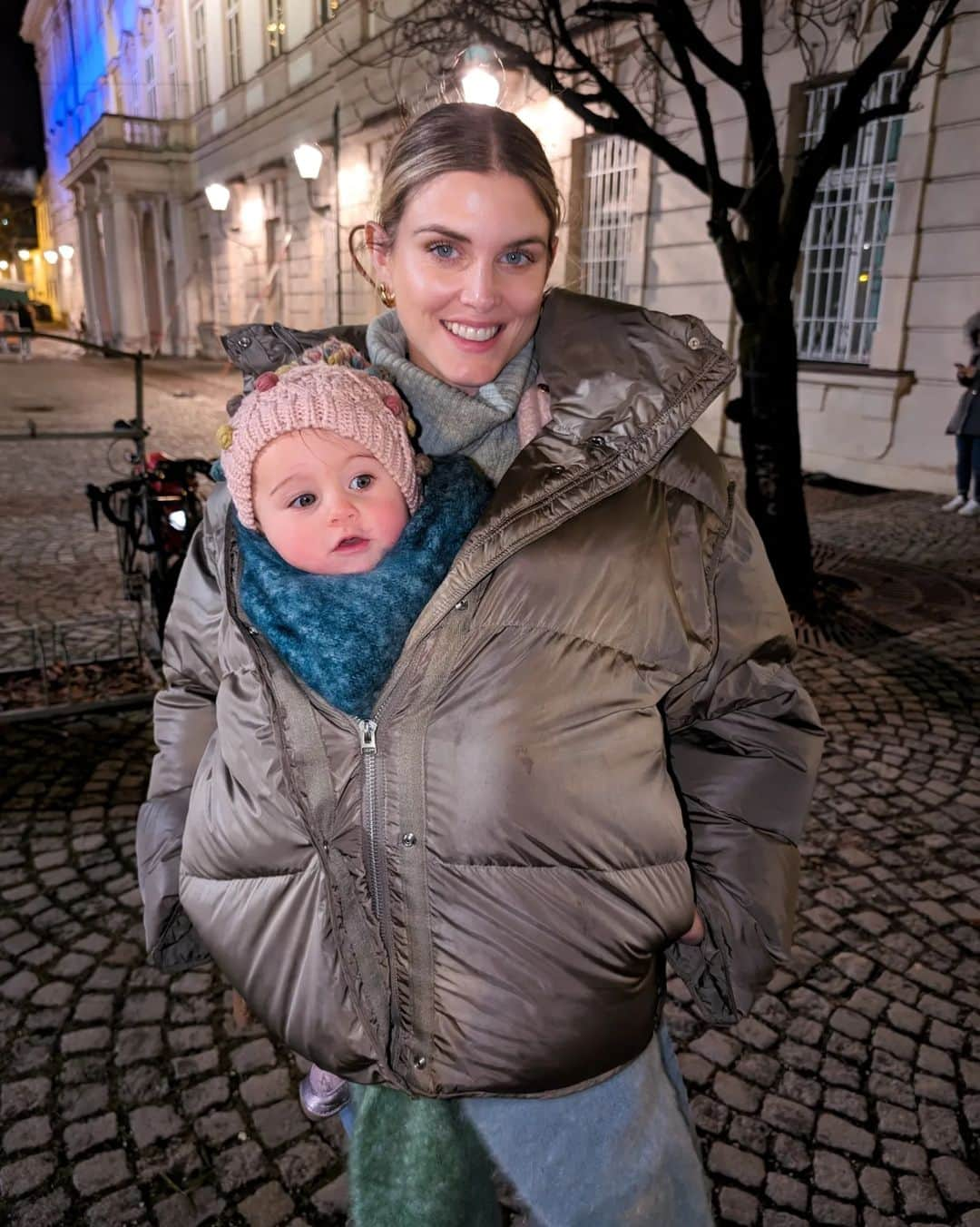 Ashley Jamesさんのインスタグラム写真 - (Ashley JamesInstagram)「Bucket list ticked off: the Sound of Music tour. 🎶❤️  What a way to end our trip to Salzburg! We're on the way back to the airport now but yesterday afternoon we did a Sound of Music tour and it was amazing! 💕🎶  Despite the film coming out in 1965, apparently the Sound of Music still attracts 300,000 tourists a year to Salzburg, which is just mind-blowing.  I've not seen the film for a while, but when I was at first school, baby Ashley would take the video in every single day hoping my teacher would let us watch it. I remember the VHS had a big plaster on with my name etched on. After a while my teacher gave in and let us watch it and asked me not to bring it back again. So I started bringing the tape cassette in instead. I was absolutely obsessed. I remember my mum telling me you could go to the real place and I couldn't believe it and I hoped that one day I could do it!   We saw the pavilion where they sang "16 going on 17", the church where they got married, the lake where they fell in on the boat, the path where Maria sings down, the two houses they filmed the Von Trapp home. And we learned so much about the real vom Trapp family. Our guide was so funny and amazing, and we saw so much of the Salzburg lake district which is somewhere I'd definitely want to come back in the summer. It's such a beautiful place!  And the best thing is - the littles were amazing even on a 4 hour tour! We brought lots of snacks and the iPad and there were lots of stops along the way!  What a beautiful place to come to for Nana's special birthday. And now it's back to reality to the work rush before we get to enjoy Christmas.   If anyone has any questions about our trip I'd be very happy to try and answer. ❤️✨🙏🏼」12月12日 19時26分 - ashleylouisejames