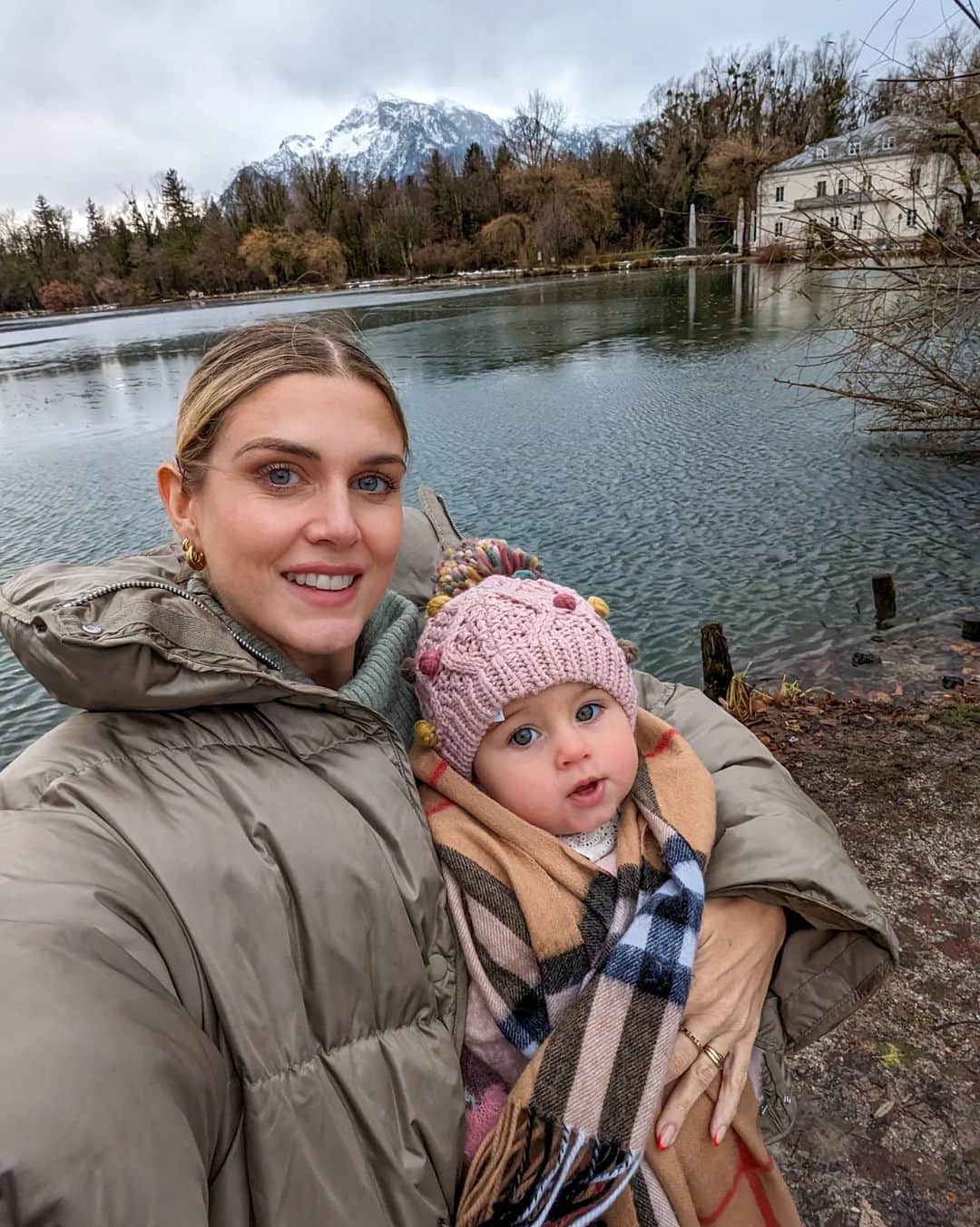 Ashley Jamesのインスタグラム：「Bucket list ticked off: the Sound of Music tour. 🎶❤️  What a way to end our trip to Salzburg! We're on the way back to the airport now but yesterday afternoon we did a Sound of Music tour and it was amazing! 💕🎶  Despite the film coming out in 1965, apparently the Sound of Music still attracts 300,000 tourists a year to Salzburg, which is just mind-blowing.  I've not seen the film for a while, but when I was at first school, baby Ashley would take the video in every single day hoping my teacher would let us watch it. I remember the VHS had a big plaster on with my name etched on. After a while my teacher gave in and let us watch it and asked me not to bring it back again. So I started bringing the tape cassette in instead. I was absolutely obsessed. I remember my mum telling me you could go to the real place and I couldn't believe it and I hoped that one day I could do it!   We saw the pavilion where they sang "16 going on 17", the church where they got married, the lake where they fell in on the boat, the path where Maria sings down, the two houses they filmed the Von Trapp home. And we learned so much about the real vom Trapp family. Our guide was so funny and amazing, and we saw so much of the Salzburg lake district which is somewhere I'd definitely want to come back in the summer. It's such a beautiful place!  And the best thing is - the littles were amazing even on a 4 hour tour! We brought lots of snacks and the iPad and there were lots of stops along the way!  What a beautiful place to come to for Nana's special birthday. And now it's back to reality to the work rush before we get to enjoy Christmas.   If anyone has any questions about our trip I'd be very happy to try and answer. ❤️✨🙏🏼」