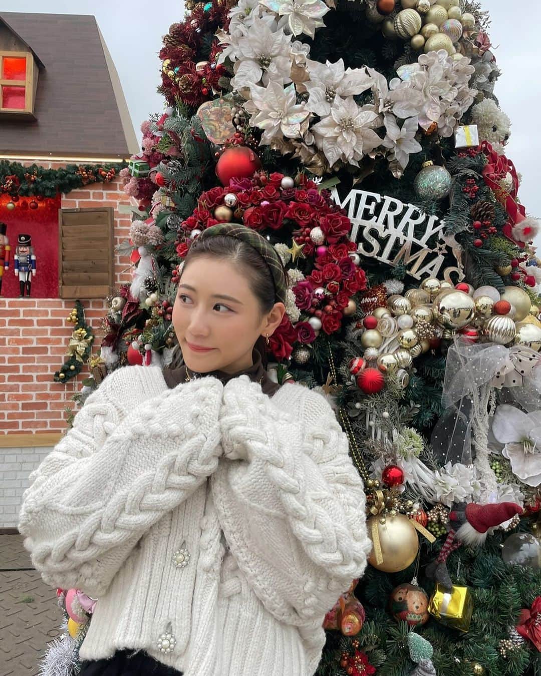 西野未姫のインスタグラム：「クリスマスの予定何も考えてないなぁ🎄🎅 年内にディズニーリベンジしたい🥹  #クリスマスマーケット #クリスマス交換したいな #けーしてくれるかな」