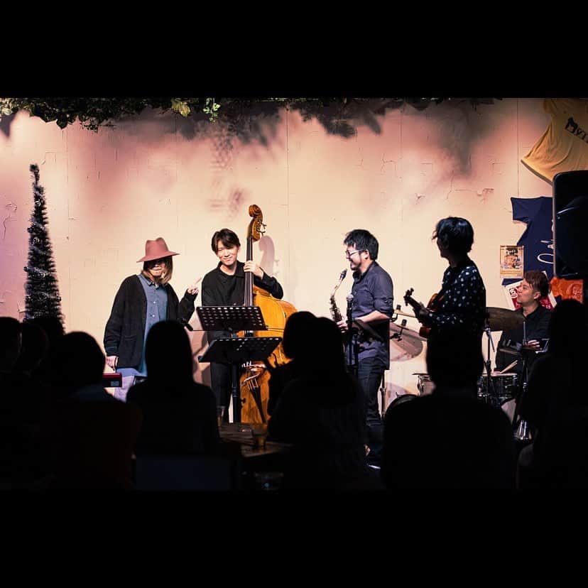 YoYoさんのインスタグラム写真 - (YoYoInstagram)「初日大阪公演達成🎉 YoYo the "Pianoman" Christmas Jazz Live Tour 2023 with Special Guest TAKU(韻シスト)＠Jungle Gorilla  12月10日、初めての門真市へ、初めてのJungle Gorillaへ！誘われるべくして誘われた、と今思える、本当に内容の濃い、どこまでも"縁"が繋がって導かれたような１日となりました。  楽しみにしていました！困難を乗り越えて決まった場所と、集結した今回の熱いメンバーだったのですが、僕以外がずっと前から密な接点を持っていた事にも嬉しくて笑えちゃう一方でしたし、そんな風にここで合わさって生まれる音が心底ワクワクして楽しくて、ステージ上最高の空気感でここまで楽しむことができるとは♫  音楽は想定を越えます。ライブは当日迎えて終えるまでわからない！という、いろいろな出会いや再会なども、メンバー間での色々に加え、オーディエンス皆さんも連れてきてくれて。久しぶりの再会、感動の再会がいくつもありました！  今回のレアな参加！スペシャルゲストのTAKU(Guitar) from 韻シスト！流石！最っ高の音色を響かせてくれて、飛び交う音に心踊り、連鎖するバンドセッション。爆裂のGenki Hashimoto、Tomomichi Takahashiの歌心、安定のYasutaka Yorozuでクリスマスムードほっこり全開に加え、HipHopからFunkからSwing、ハチャメチャ楽しかったです！言葉にできない・・・Ah〜  ４年ぶりのクリスマスの音をキャッチしに集まってくれたオーディエンス皆最高！この時間が一緒に過ごせて本当に良かった！次回はスタンディングセクションも作りましょうw 開催に当たって助けてくれたマイメンヤッシィやオーナーさん音響さんTeamカーペッツも良い１日を共に作り上げてくださり本当にありがとうございました！ ジャングルゴリラの空間、見上げればクリスマスツリーの森の中w 遊び心満載でワクワクしました！ 元気をもらいました余韻を引き連れて今週末12/17(日)福岡公演へゆきます！  各地異なるゲストアーティストを迎える今回のクリスマスツアーは豪快です🔥号外です。 https://yoyothepianoman.bitfan.id/contents/129521  2023年12月17日(日)　Open／Start　17:00／18:00 【福岡公演】YoYo the "Pianoman" Christmas Jazz Live Tour 2023『Swingin’ Connection with chihiRo(JiLL-Decoy association)』＠border  2023年12月24日(日)　Open／Start　16:00／17:00 【東京公演】YoYo the "Pianoman" Christmas Jazz Live Tour 2023『Swingin’ Connection with 小沼ようすけ』＠青山・BAROOM  Photography by Akane  #yoyothepianoman #TAKU #韻シスト #tomomichitakahashi #yasutakayorozu  #genkihashimoto  キョウノヒズットワスレナイナ。。。」12月12日 19時29分 - yoyo_soffet