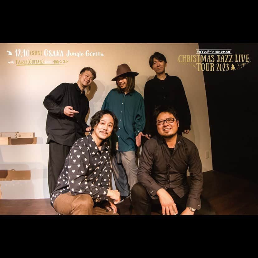 YoYoのインスタグラム：「初日大阪公演達成🎉 YoYo the "Pianoman" Christmas Jazz Live Tour 2023 with Special Guest TAKU(韻シスト)＠Jungle Gorilla  12月10日、初めての門真市へ、初めてのJungle Gorillaへ！誘われるべくして誘われた、と今思える、本当に内容の濃い、どこまでも"縁"が繋がって導かれたような１日となりました。  楽しみにしていました！困難を乗り越えて決まった場所と、集結した今回の熱いメンバーだったのですが、僕以外がずっと前から密な接点を持っていた事にも嬉しくて笑えちゃう一方でしたし、そんな風にここで合わさって生まれる音が心底ワクワクして楽しくて、ステージ上最高の空気感でここまで楽しむことができるとは♫  音楽は想定を越えます。ライブは当日迎えて終えるまでわからない！という、いろいろな出会いや再会なども、メンバー間での色々に加え、オーディエンス皆さんも連れてきてくれて。久しぶりの再会、感動の再会がいくつもありました！  今回のレアな参加！スペシャルゲストのTAKU(Guitar) from 韻シスト！流石！最っ高の音色を響かせてくれて、飛び交う音に心踊り、連鎖するバンドセッション。爆裂のGenki Hashimoto、Tomomichi Takahashiの歌心、安定のYasutaka Yorozuでクリスマスムードほっこり全開に加え、HipHopからFunkからSwing、ハチャメチャ楽しかったです！言葉にできない・・・Ah〜  ４年ぶりのクリスマスの音をキャッチしに集まってくれたオーディエンス皆最高！この時間が一緒に過ごせて本当に良かった！次回はスタンディングセクションも作りましょうw 開催に当たって助けてくれたマイメンヤッシィやオーナーさん音響さんTeamカーペッツも良い１日を共に作り上げてくださり本当にありがとうございました！ ジャングルゴリラの空間、見上げればクリスマスツリーの森の中w 遊び心満載でワクワクしました！ 元気をもらいました余韻を引き連れて今週末12/17(日)福岡公演へゆきます！  各地異なるゲストアーティストを迎える今回のクリスマスツアーは豪快です🔥号外です。 https://yoyothepianoman.bitfan.id/contents/129521  2023年12月17日(日)　Open／Start　17:00／18:00 【福岡公演】YoYo the "Pianoman" Christmas Jazz Live Tour 2023『Swingin’ Connection with chihiRo(JiLL-Decoy association)』＠border  2023年12月24日(日)　Open／Start　16:00／17:00 【東京公演】YoYo the "Pianoman" Christmas Jazz Live Tour 2023『Swingin’ Connection with 小沼ようすけ』＠青山・BAROOM  Photography by Akane  #yoyothepianoman #TAKU #韻シスト #tomomichitakahashi #yasutakayorozu  #genkihashimoto  キョウノヒズットワスレナイナ。。。」