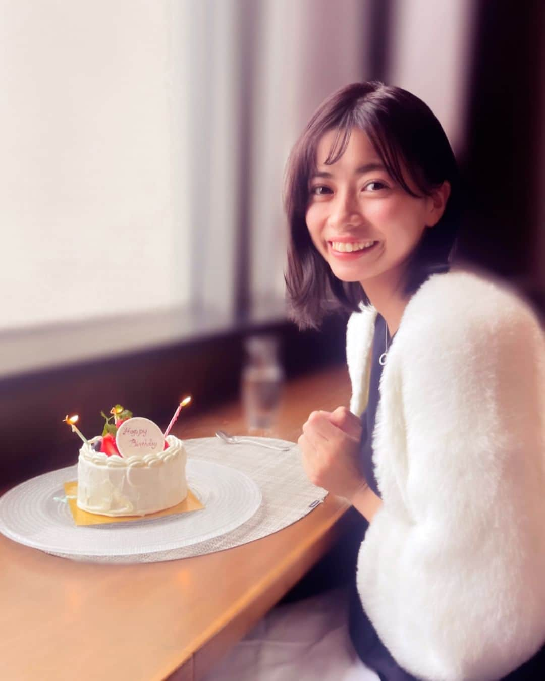 KSBアナウンサーのインスタグラム：「🎤 こんばんは。瀧川奈津希です。 私ごとですが先日誕生日を迎え家族や友人に祝ってもらいました☺️🎂  支えてくださる周りの人、地域の方、皆さまに感謝しながら27歳もがんばります🎤  これからもよろしくお願いします✨  #27歳 #誕生日 #🎂 #家族と #友人と #お祝い #皆様に感謝 #これからもよろしくお願いします  #5ch #KSB瀬戸内海放送 #岡山 #香川 #okayama #kagawa #瀧川奈津希 #アナウンサー #女性アナウンサー #テレビ局」