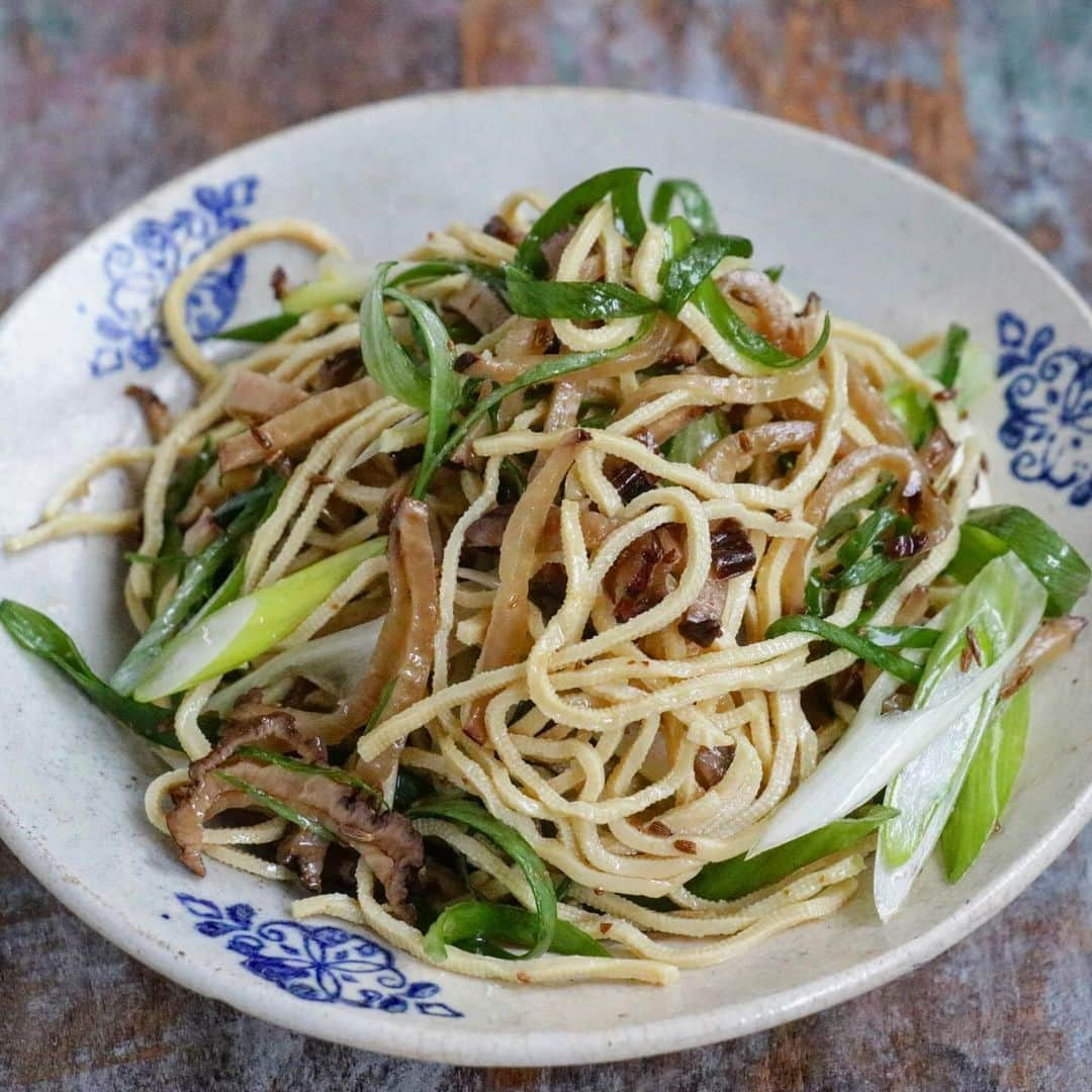 エダジュンのインスタグラム：「豆腐干、いぶりがっこ、九条ねぎのクミンラー油和え  「いぶりがっこ×クミンシード」 という、燻製の風味と、クミンの香りは とても相性が良いのでは？  と思って作ってみたら、 すごく、クセになる組み合わせでした☺️🍻 ラー油のピリッと感、九条ネギの香味風味もよき✨  ご存知の通り、連日の爆食いにより… 体重が...その…あれだったので…😱💦  今日は豆腐干で高タンパク・低糖質にしました！  ボウルに、 豆腐干、刻んだいぶりがっこ、斜め切りにした九条ねぎ、ごま油、塩、刻んだクミンシード、最後にラー油を回し入れたら完成！美味しく出来ました🙌（ビールは我慢🥺）(えらい)  #豆腐干 #九条ねぎ #クミンシード #いぶりがっこ #エダジュン」