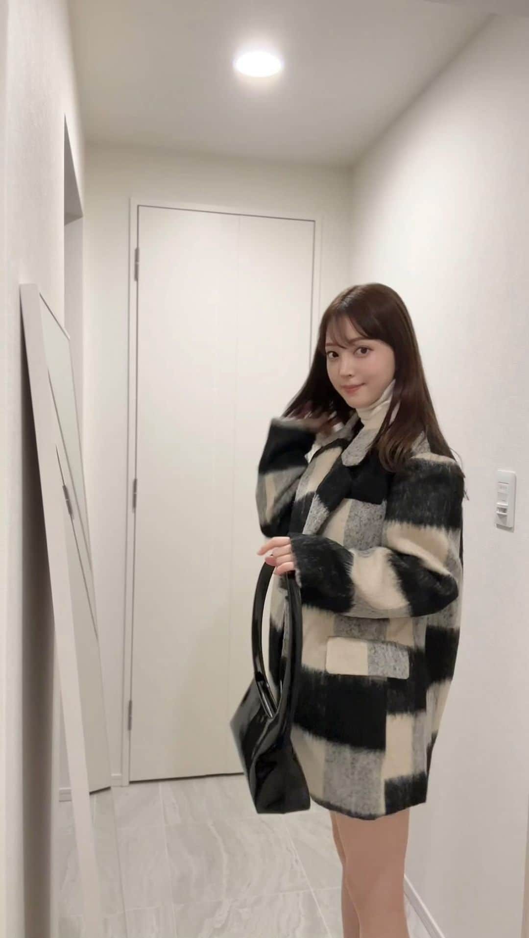 麻亜里のインスタグラム：「Fashion Vlog  メルカリでお得なキャンペーンやっているよ✨ エントリーするだけでメンズ・レディース・はじめてのまとめ買いで使えるクーポンがもらえる 　└期間：2023/11/30(木) 0:00 ~ 2023/12/25(月) 23:59 　└最大P500　※クーポンは様々な条件で随時配布しています。  クリスマスまでの期間限定なので要チェック！  #PR #メルカリ 服探すなら#メルカリがよくね」