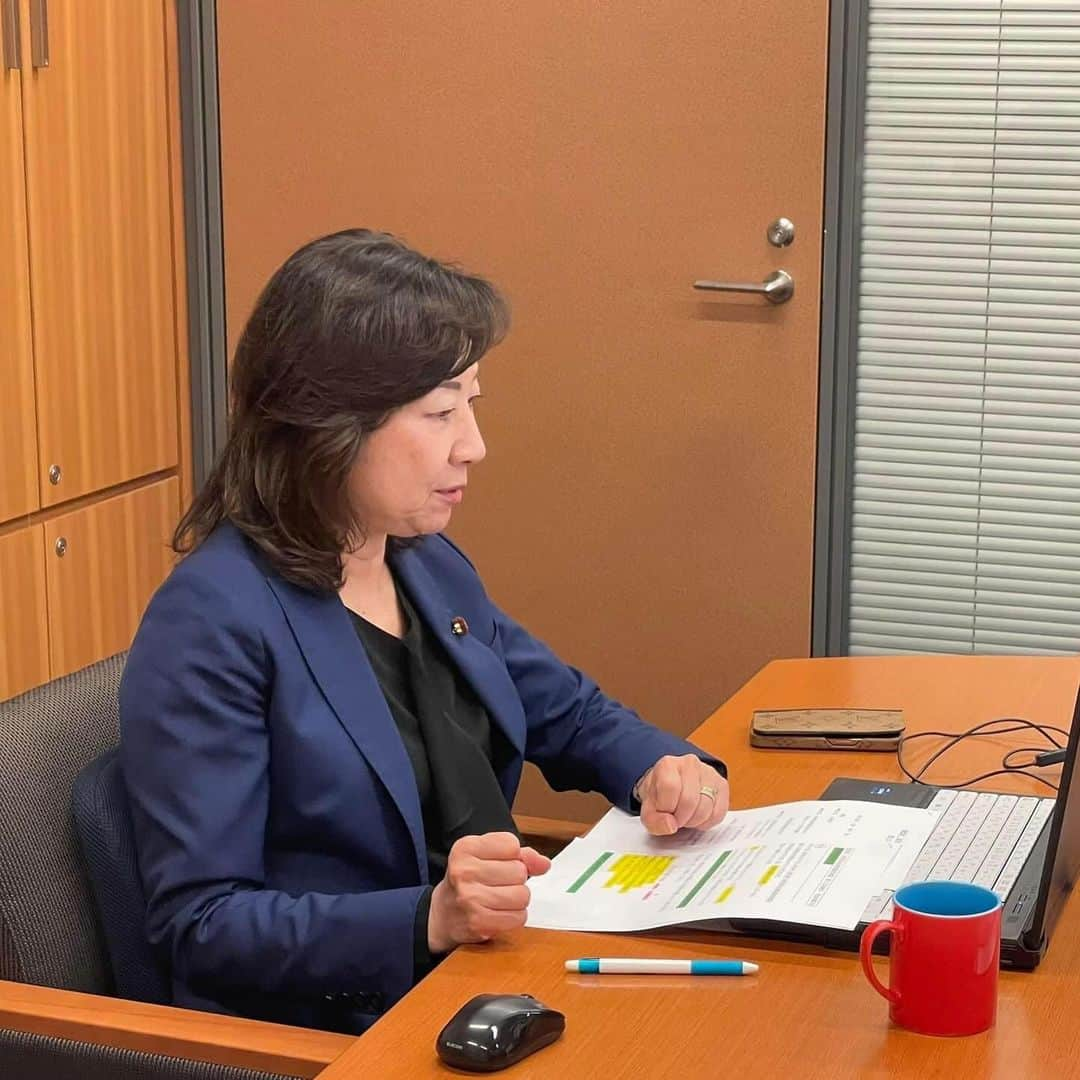 野田聖子のインスタグラム：「超党派「成育基本法推進議員連盟」第22回総会に出席させて頂きました。 産科医療補償制度の旧基準個別審査対象外世帯への特別給付決定について厚生労働省より、また「総合経済対策」1カ月児・5歳児検診全国展開と新生児マススクリーニング検査対象疾患拡充をはじめとしたこども政策について、こども家庭庁からご説明いただきました。この議連で取り組んできたことが実を結びつつあります。 障害児福祉に関する所得制限撤廃や、乳幼児健診・思春期検診の確立と充実についても、引き続き議連で取り組んで参ります。  #成育  #こども政策  #総合経済対策  #野田聖子」