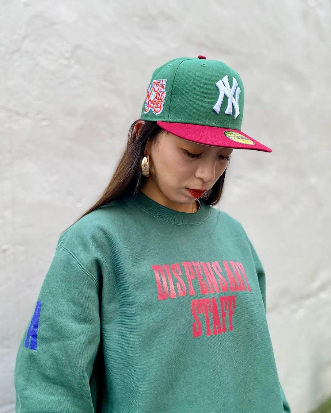 GROW AROUNDさんのインスタグラム写真 - (GROW AROUNDInstagram)「ACAPULCO GOLD  DISPENSARY CREW SWEATSHIRT  医薬品として大麻を処方する薬剤師(＝DISPENSARY STAFF) が症状によって品種をレコメンド出来る知識を持ち合わせた最も優秀な従業員に贈られる1枚をユニークに表現🌿  WEB UPも完了しております✅」12月12日 17時58分 - growaround