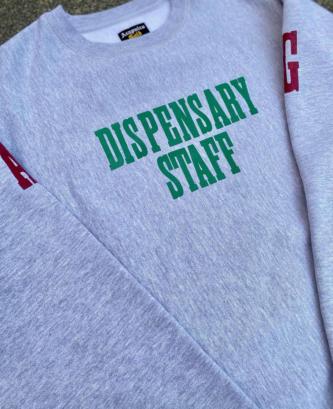 GROW AROUNDさんのインスタグラム写真 - (GROW AROUNDInstagram)「ACAPULCO GOLD  DISPENSARY CREW SWEATSHIRT  医薬品として大麻を処方する薬剤師(＝DISPENSARY STAFF) が症状によって品種をレコメンド出来る知識を持ち合わせた最も優秀な従業員に贈られる1枚をユニークに表現🌿  WEB UPも完了しております✅」12月12日 17時58分 - growaround