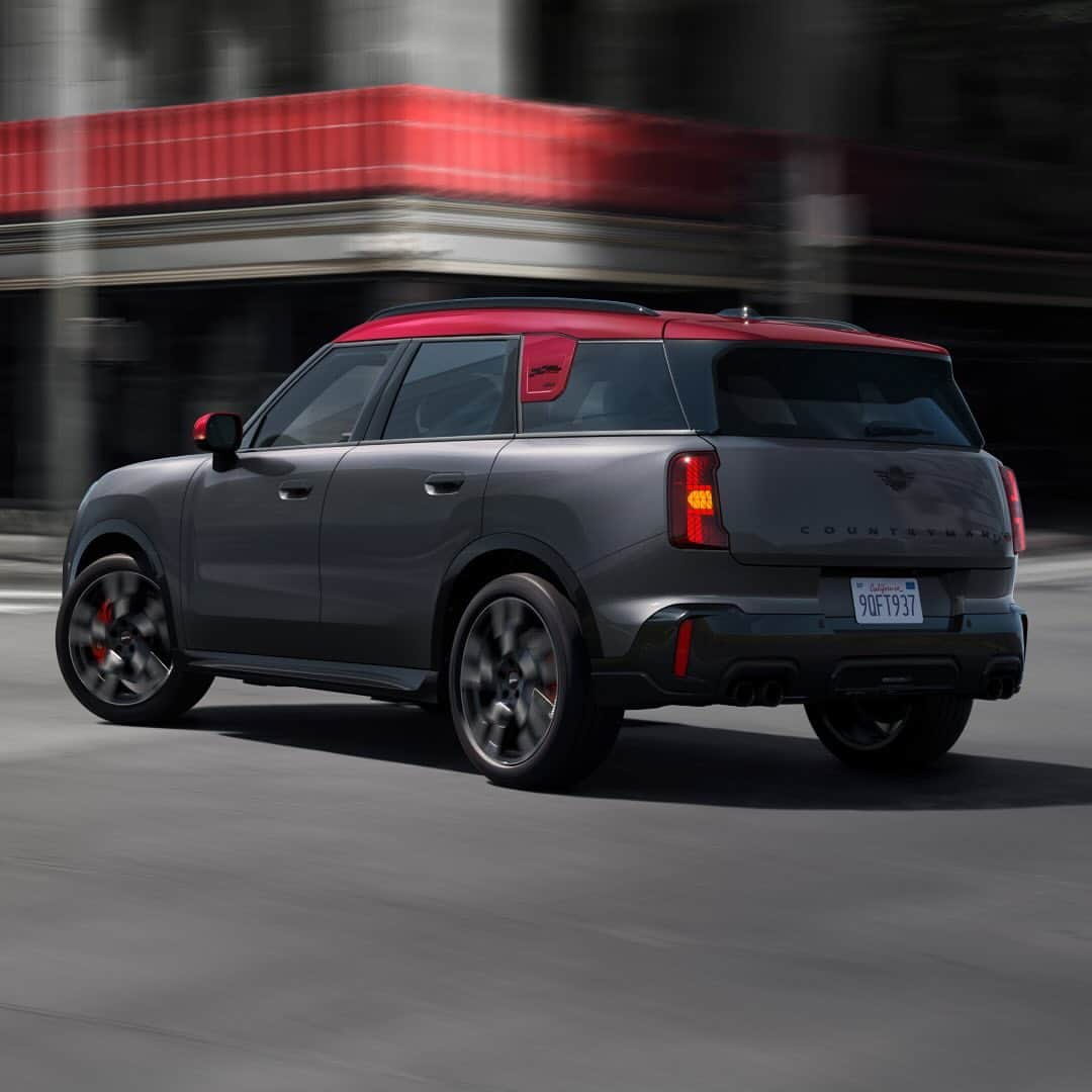 MINI Japanのインスタグラム：「The New MINI John Cooper Works Countryman 登場  MINIのアイコニックなデザインとともに、驚くほどパワフルなターボ・チャージャーを搭載したThe MINI JCW Countryman. 新たにデザインされたロゴのほか、ダッシュボードとドア・パネルの90%にリサイクル・ニットを使用し、レザーを使わずに仕上げたシートなど、伝統と革新が出会い究極の一台が完成しました。  2024年春、ショールーム・デビュー。  The New MINI John Cooper Works Countrymanの詳細はプロフィールのリンクから▲  #MINIJapan」