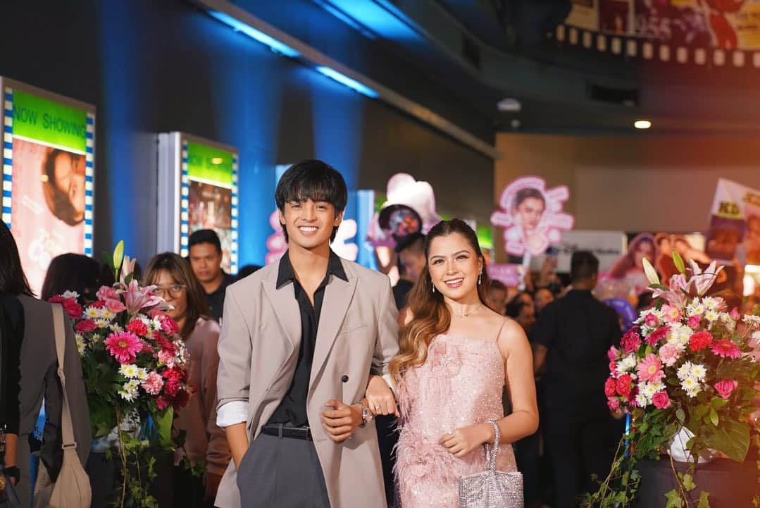 Alexa Ilacadのインスタグラム：「Somebody pinch me.. I must be dreaming 🥹💘 As someone who believes in fate & destiny, I truly believe that what is meant for you cannot be rushed, delayed, or taken away. I’m grateful for every opportunity being given to me & I won’t take anything for granted 🥰   Our special screening for our short film, #TossCoin, directed by Direk Cathy Garcia-Sampana was nothing short of amazing. 🪙🫰🏻 Thank you so much to everyone who made this possible: to the Hongkong Tourism board, @starcinema, @nicklentertainment, @starmagicphils, to our friends from the media, our loved ones, and to each and every one of our loving sweethearts and solid fans who come through for us every.single.time. Your love led us here. 🤗 It’s also available on @viuphilippines for you to stream so I hope you can check it out!   KD, I’m so proud of you 🤍  Photo credits to @cinemabravoph, @starcinema , @starmagicphils 📸」