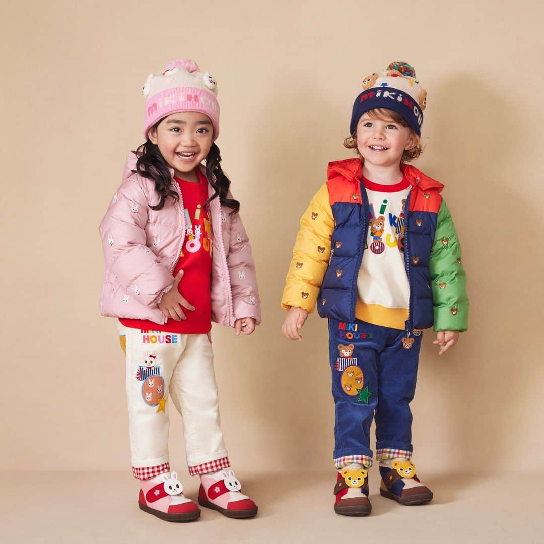 MIKI HOUSE ミキハウスさんのインスタグラム写真 - (MIKI HOUSE ミキハウスInstagram)「【23New Arrivals～🛒★】 うさことプッチーの刺繍やアップリケが ふんだんに施されたダウンやトレーナー、 ニット帽、シューズなど、どの角度から 見ても全身かわいい今季イチオシ、 ミキハウスのベストコーディネートです🧡💛💚  📢フォロワーさまにお知らせ🙌 12/1の投稿にいいねで参加！ミキハウスサンタ🎅から、冬の贈り物🎁をGETしよう！詳細は12/1の投稿をチェック👀✨   #mikihouse #ミキハウス #ミキハウスコーデ #kidswear #kids #kidsfashion #キッズ #キッズコーデ #キッズファッション #ペアコーデ #リンクコーデ #きょうだいペア」12月12日 18時00分 - mikihouse.official