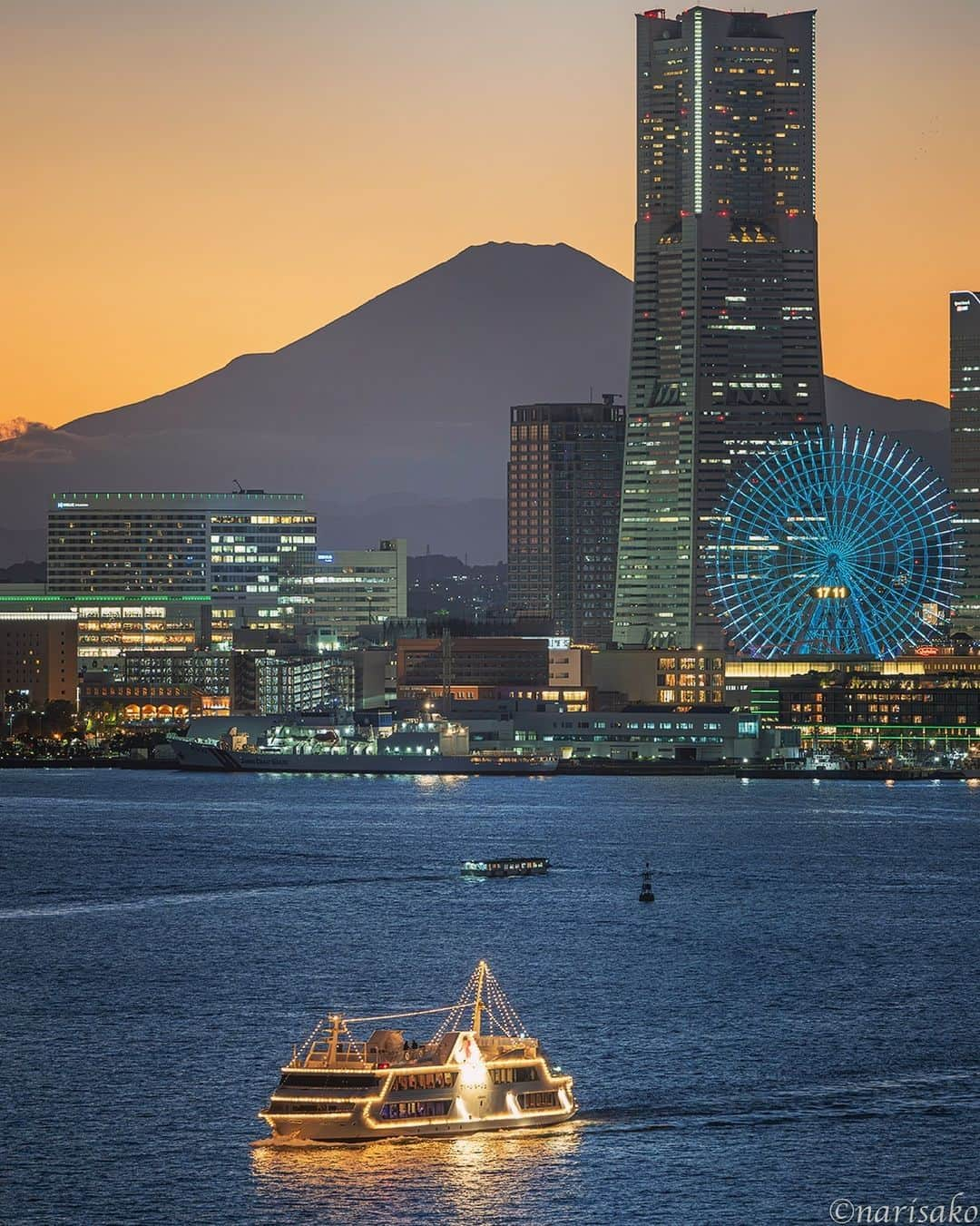 横浜市のインスタグラム：「Yokohama views during this season are 💯 Photo: @narisakoz  #myyokohama   #yokohama #darlingescapes #beautifuldestinations #artofvisuals #somewheremagazine #discoverglobe #travelawesome #passionpassport #lovejapan #explorejapan #japanlife #japanfocus #japan_vacations #japanrevealed #よこはま #ヨコハマ #横浜」