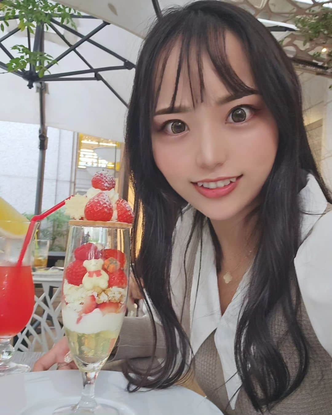 なつみのインスタグラム：「クリスマス限定のパフェ⁡🍓🧸 ⁡パフェの中にくまさんが入ってるの可愛すぎない🥺🩷⁡ ⁡⁡ ⁡接客も丁寧で、同じテラス席でもテーブルの広い席か、より緑が多くて映える席か聞いてくださったり「もうすぐ雨の予報ですので、あちらの席に移動されますか？」と終始神対応で至れり尽くせりでした🍃 ⁡⁡ ⁡このくまちゃんのパフェは12月25日まで🎄.*⁡ ⁡今度はアフターヌーンティーで行きたいな🧁🤍⁡⁡ ⁡ この日は⁡⁡今のアイコンの写真を撮った日🫶🏻⁡⁡ ⁡hair & make up by @yuna__sri 🩷 ⁡⁡ #八重歯#宅建士#宅建#宅地建物取引士#不動産営業#イギリス留学#バセドウ病#吃音症#アトピー性皮膚炎#脱ステロイド#脱ステロイド成功#ファッション誌モデル#ランウェイモデル#ポートレートモデル#韓国メイク#韓国ヘアスタイル#ヨシンモリヘア#表参道カフェ#表参道カフェ巡り#くまさんパフェ#ゼルコヴァ#テラス席カフェ#いちごパフェ#ザストリングス表参道#zelkova」