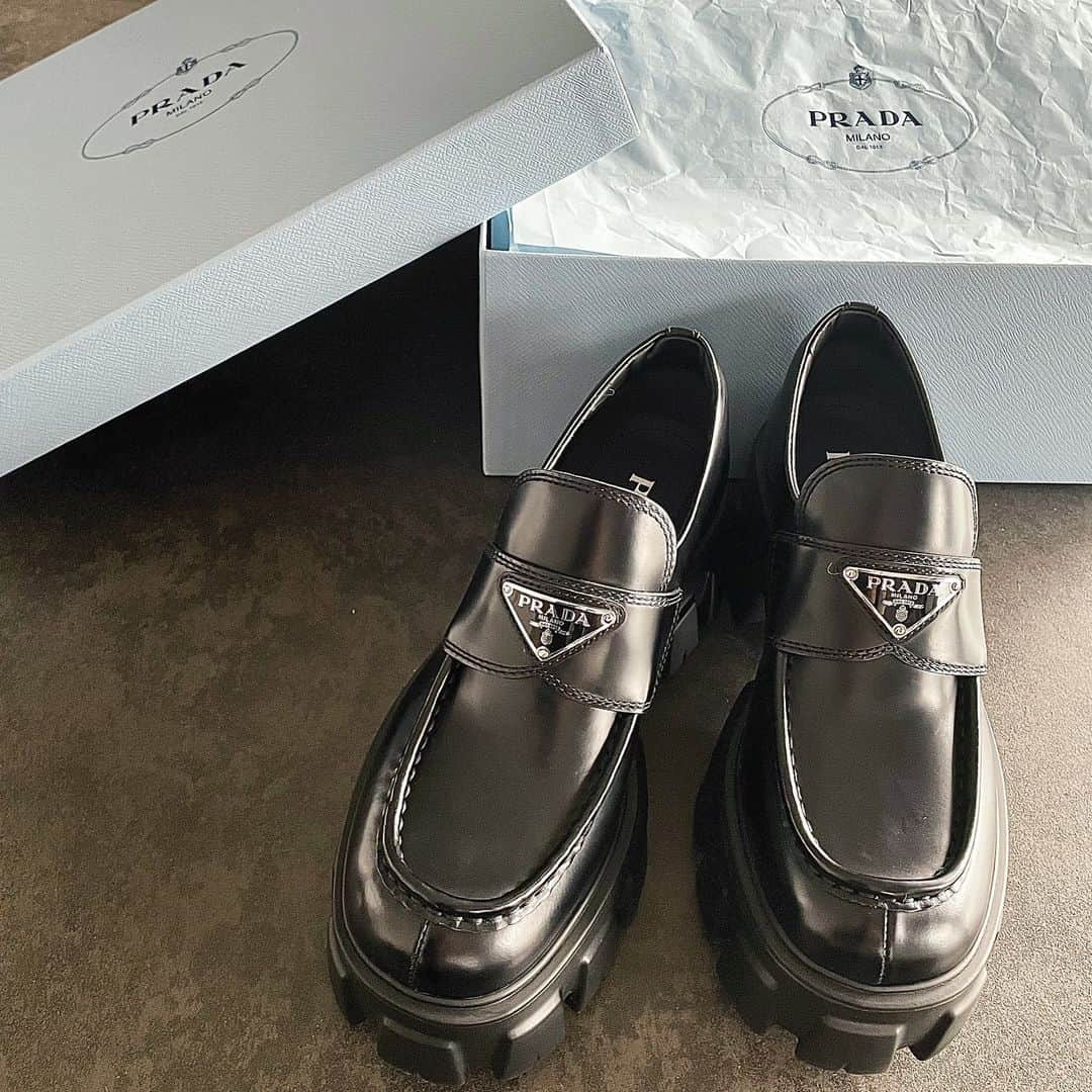 LIHOCOのインスタグラム：「࿓ かわいー🥳🖤  #PRADA  #購入品」