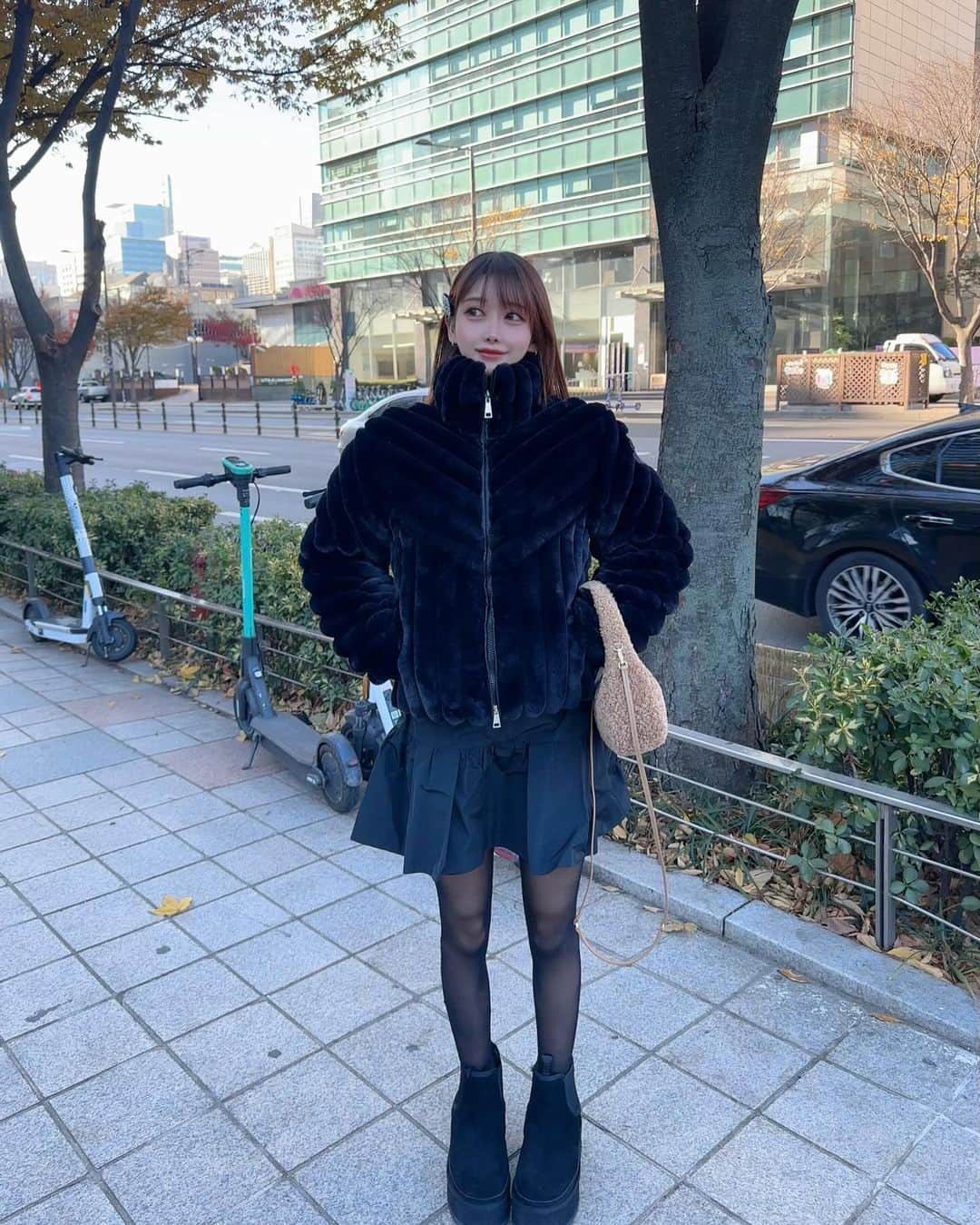 MAYUさんのインスタグラム写真 - (MAYUInstagram)「. この前の韓国旅行の🇰🇷🖤✨ . クリスマスツリーがいろんなところにあって 街中がかわいかったな〜🎄🪅 UGGの厚底ムートンのおかげで足先は寒さ知らずだった✌🏻 . 夜ご飯にはサムウォンガーデンへ😋 前回行って美味しかったからまた行ってみた！ お肉がどれも美味しいの✨ お庭もイルミネーションでキラキラしてて綺麗だったなぁ✨ . . #ootd#fashion#trip#travel#koreatravel#koreatrip#seoul#girls#girlstrip#moncler#miumiu#ugg#samwongarden#bbq#koreanbbq#christmas#christmastree#illumination#旅行#韓国旅行#女子旅#ソウル#サムウォンガーデン#三元ガーデン#焼肉」12月12日 18時08分 - mayu.kina_golf