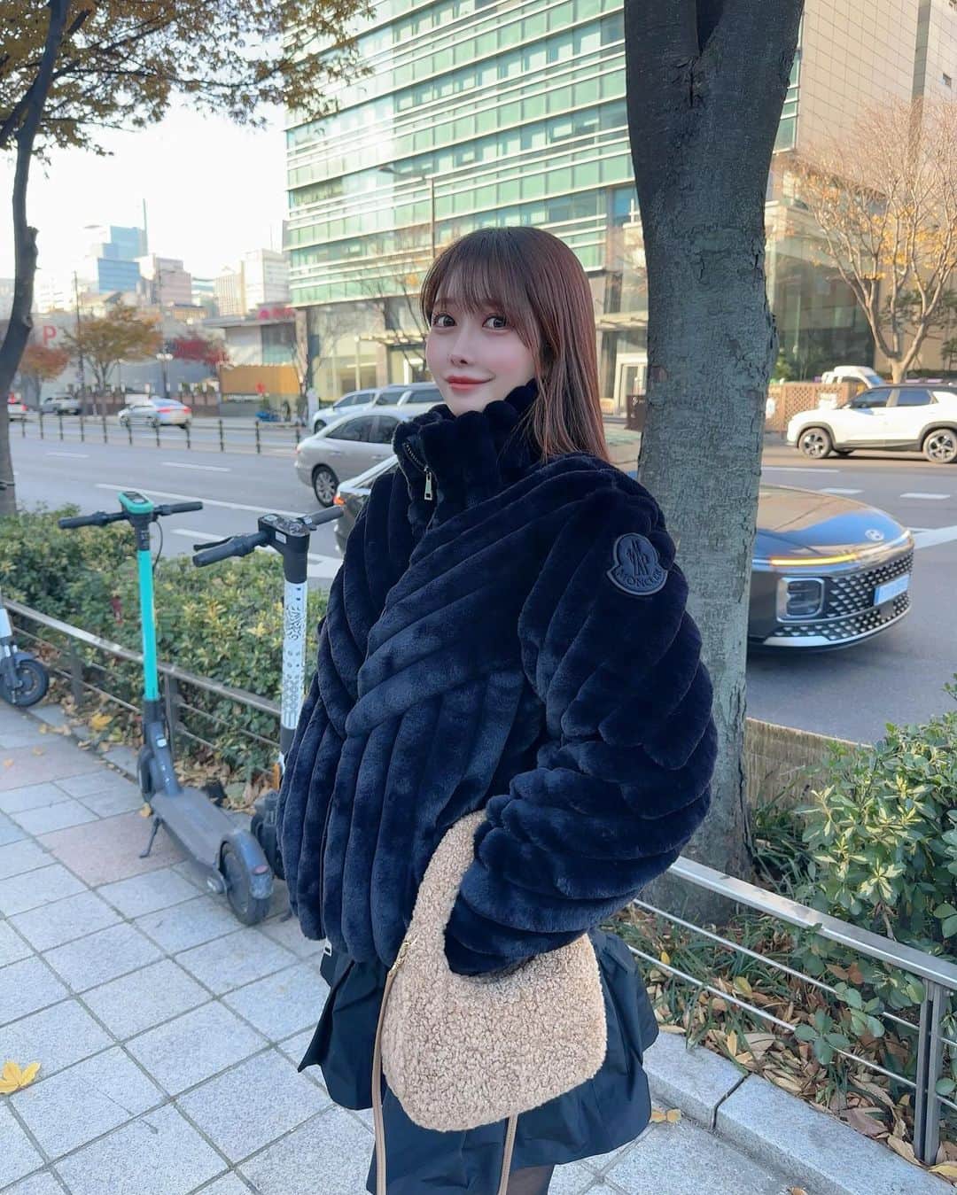 MAYUさんのインスタグラム写真 - (MAYUInstagram)「. この前の韓国旅行の🇰🇷🖤✨ . クリスマスツリーがいろんなところにあって 街中がかわいかったな〜🎄🪅 UGGの厚底ムートンのおかげで足先は寒さ知らずだった✌🏻 . 夜ご飯にはサムウォンガーデンへ😋 前回行って美味しかったからまた行ってみた！ お肉がどれも美味しいの✨ お庭もイルミネーションでキラキラしてて綺麗だったなぁ✨ . . #ootd#fashion#trip#travel#koreatravel#koreatrip#seoul#girls#girlstrip#moncler#miumiu#ugg#samwongarden#bbq#koreanbbq#christmas#christmastree#illumination#旅行#韓国旅行#女子旅#ソウル#サムウォンガーデン#三元ガーデン#焼肉」12月12日 18時08分 - mayu.kina_golf