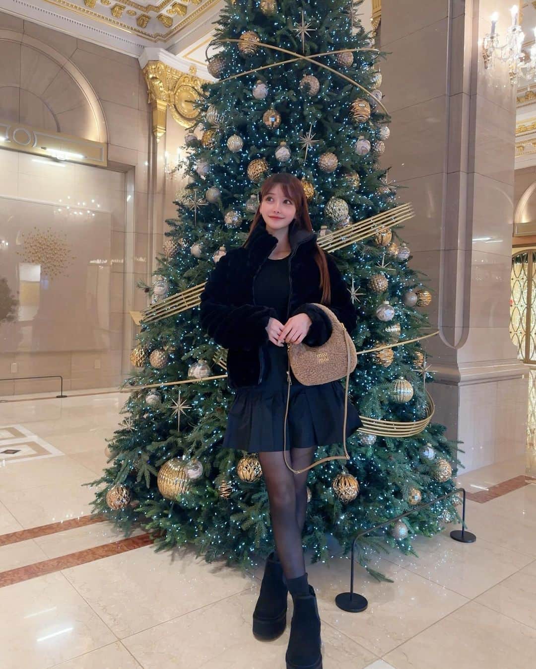 MAYUさんのインスタグラム写真 - (MAYUInstagram)「. この前の韓国旅行の🇰🇷🖤✨ . クリスマスツリーがいろんなところにあって 街中がかわいかったな〜🎄🪅 UGGの厚底ムートンのおかげで足先は寒さ知らずだった✌🏻 . 夜ご飯にはサムウォンガーデンへ😋 前回行って美味しかったからまた行ってみた！ お肉がどれも美味しいの✨ お庭もイルミネーションでキラキラしてて綺麗だったなぁ✨ . . #ootd#fashion#trip#travel#koreatravel#koreatrip#seoul#girls#girlstrip#moncler#miumiu#ugg#samwongarden#bbq#koreanbbq#christmas#christmastree#illumination#旅行#韓国旅行#女子旅#ソウル#サムウォンガーデン#三元ガーデン#焼肉」12月12日 18時08分 - mayu.kina_golf