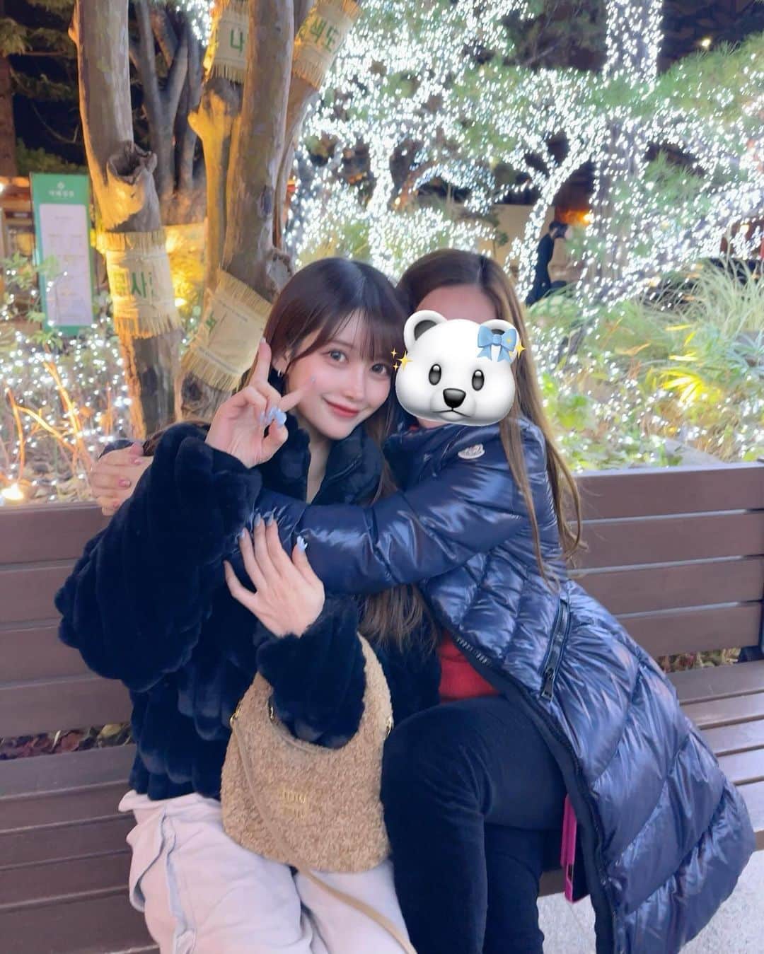 MAYUさんのインスタグラム写真 - (MAYUInstagram)「. この前の韓国旅行の🇰🇷🖤✨ . クリスマスツリーがいろんなところにあって 街中がかわいかったな〜🎄🪅 UGGの厚底ムートンのおかげで足先は寒さ知らずだった✌🏻 . 夜ご飯にはサムウォンガーデンへ😋 前回行って美味しかったからまた行ってみた！ お肉がどれも美味しいの✨ お庭もイルミネーションでキラキラしてて綺麗だったなぁ✨ . . #ootd#fashion#trip#travel#koreatravel#koreatrip#seoul#girls#girlstrip#moncler#miumiu#ugg#samwongarden#bbq#koreanbbq#christmas#christmastree#illumination#旅行#韓国旅行#女子旅#ソウル#サムウォンガーデン#三元ガーデン#焼肉」12月12日 18時08分 - mayu.kina_golf