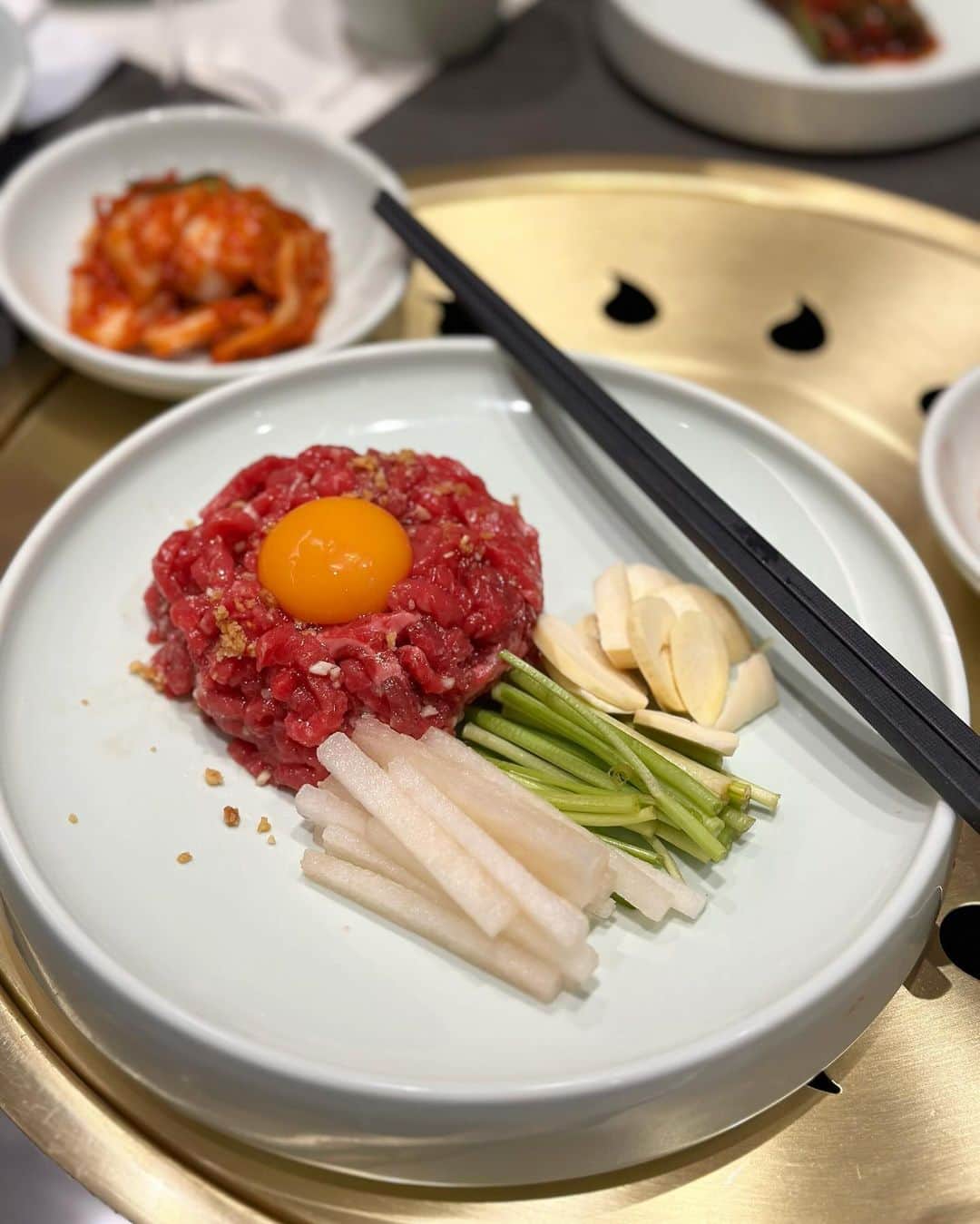 MAYUさんのインスタグラム写真 - (MAYUInstagram)「. この前の韓国旅行の🇰🇷🖤✨ . クリスマスツリーがいろんなところにあって 街中がかわいかったな〜🎄🪅 UGGの厚底ムートンのおかげで足先は寒さ知らずだった✌🏻 . 夜ご飯にはサムウォンガーデンへ😋 前回行って美味しかったからまた行ってみた！ お肉がどれも美味しいの✨ お庭もイルミネーションでキラキラしてて綺麗だったなぁ✨ . . #ootd#fashion#trip#travel#koreatravel#koreatrip#seoul#girls#girlstrip#moncler#miumiu#ugg#samwongarden#bbq#koreanbbq#christmas#christmastree#illumination#旅行#韓国旅行#女子旅#ソウル#サムウォンガーデン#三元ガーデン#焼肉」12月12日 18時08分 - mayu.kina_golf