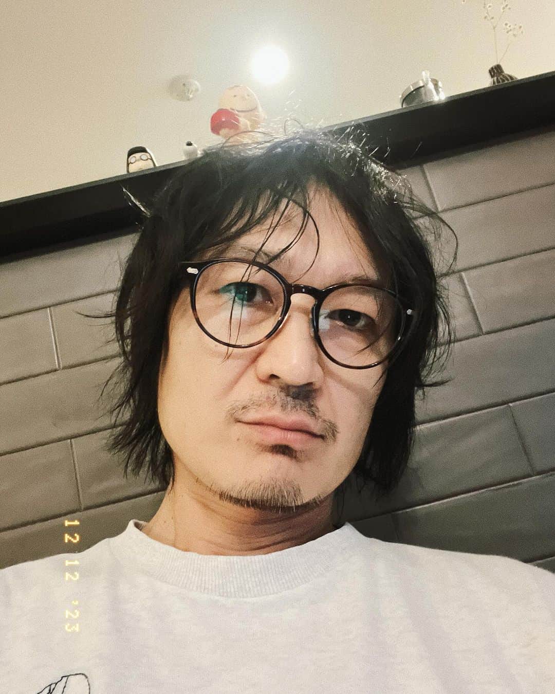 氏原ワタルのインスタグラム：「たまにメガネをかけるようになった👓  https://www.doesdoesdoes.com/」