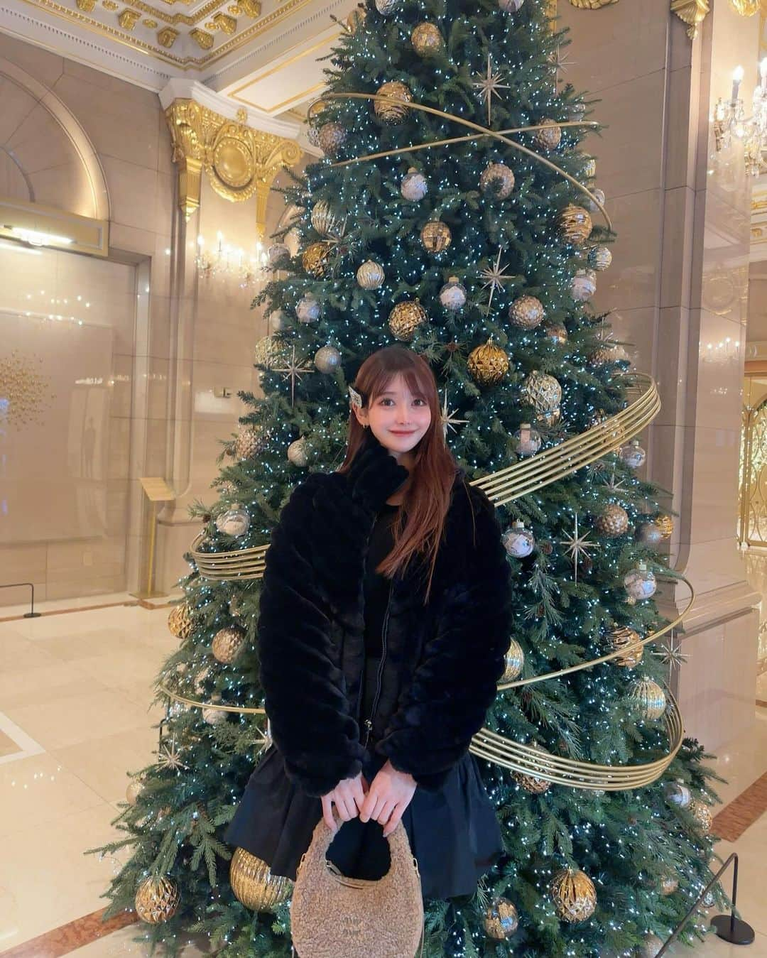 MAYUのインスタグラム：「. この前の韓国旅行の🇰🇷🖤✨ . クリスマスツリーがいろんなところにあって 街中がかわいかったな〜🎄🪅 UGGの厚底ムートンのおかげで足先は寒さ知らずだった✌🏻 . 夜ご飯にはサムウォンガーデンへ😋 前回行って美味しかったからまた行ってみた！ お肉がどれも美味しいの✨ お庭もイルミネーションでキラキラしてて綺麗だったなぁ✨ . . #ootd#fashion#trip#travel#koreatravel#koreatrip#seoul#girls#girlstrip#moncler#miumiu#ugg#samwongarden#bbq#koreanbbq#christmas#christmastree#illumination#旅行#韓国旅行#女子旅#ソウル#サムウォンガーデン#三元ガーデン#焼肉」