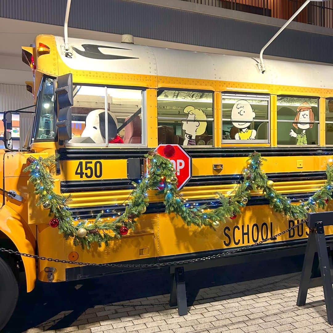 ピーナッツ カフェさんのインスタグラム写真 - (ピーナッツ カフェInstagram)「shop | PEASNUTS Cafe 大阪  \ HAPPY HOLIDAYS！/ 大阪店にあるスクールバスがクリスマス仕様に！  店内飲食をご利用されたお客様は、スクールバスに乗車ができ、クリスマス限定のカプセルトイやピーナッツ・ギャングのフォトスポットをお楽しみいただけます◎  店舗の詳細は、@peanutscafe_tokyo トップのリンクよりHPのショップページにてご確認ください。 -——————————— ▶SHOP INFO 〒565-0826 大阪府吹田市千里万博公園2-1 ららぽーとEXPOCITY 1F  平日 OPEN/11:00 - CLOSE/21:00（L.O. 20:00） 土日祝日 OPEN/11:00 - CLOSE/22:00（L.O. 21:00） ——————————— @peanutscafe_tokyo @peanutshotel @peanutsdiner」12月12日 18時09分 - peanutscafe_tokyo