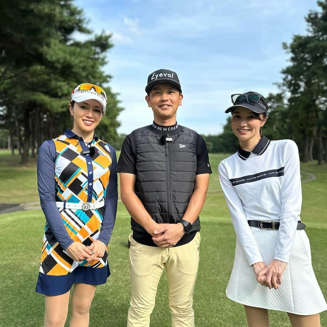 三枝こころのインスタグラム：「本日20時からは、えりかちゃんと一緒にラウンドフィッティング⛳️ 吉田さん @yoshida_pgs に作ってもらってるゴルフクラブを実際のラウンドで見てもらいました❗️ 本日はえりかちゃん編。 ドライバーが左右に曲がる原因をテーマにクラブの特性について勉強します。 クラブで悩んでる方は是非参考にしてみてください。 #ゴルフ女子 #プレミアムゴルフスタジオ #フィッティング #クラブのお悩み解決 #ラウンド #golf #ママゴルフ #ドライバー #左右に曲がるドライバー  #金乃台カントリークラブ」