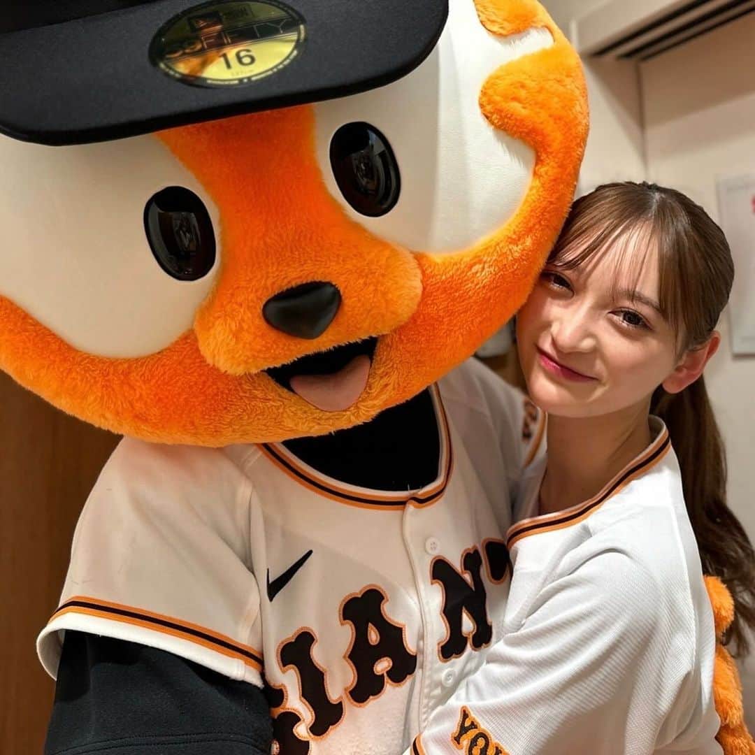 読売巨人軍公式マスコットガール「VENUS」さんのインスタグラム写真 - (読売巨人軍公式マスコットガール「VENUS」Instagram)「こんにちは🫶2年目塚越愛実です！👧🏻💞 あっという間に今シーズンラスト投稿となりました、、 改めまして2023シーズンたくさんの温かい応援をありがとうございました！ 大好きなジャイアンツを今年もVENUSとして応援でき、本当に幸せでした🧡 今シーズンはファンの皆様と直接関わる機会が多く、いつも面白い話や温かい言葉でたくさん励まされていました！ 私も皆様にパワーや元気を届けられていたら嬉しいです🫶  来シーズンこそジャイアンツが日本一の景色が見れますように🧡 今から来シーズンが楽しみです🙈⚾️💞 これからもGIANTSとVENUSをよろしくお願いします!!  ジャイアンツもファンの皆様もVENUSのメンバーも大好きです！💞  【1.2枚目】aimi&ジャビット 大好きなジャビットくんと📸 今シーズンも一緒にジャイアンツを盛り上げられて嬉しかった〜！🐰🧡たくさんの思い出をありがとう😌💞 @giabbit_giants  【3枚目】aimi&sakura オレンジ同期の大好きなさくら🧡 このコンビを推していると言ってくださる方々がいて2人で喜んでました😂笑 さくらには伝えきれないほどのありがとうがあります☺️笑  【4.5枚目】 宮崎・沖縄キャンプから始まりたくさんの思い出がありすぎる2023シーズン🌟 お気に入りの写真がありすぎて収まりきらないです🥲 素敵な思い出をありがとうございました！  #塚越愛実#押野さくら#伊藤るうな#村田凛#高坂咲舞#佐藤みゆう #村上結萌#矢作明子#ジャビットファミリー #オフショット  #ジャイアンツ #giants #東京ドーム  #野球 #baseball #東京 #tokyo #ヴィーナス #チアダンス  #巨人 #venus #2023venus #チア #ダンス #奪回」12月12日 18時16分 - giants.venus