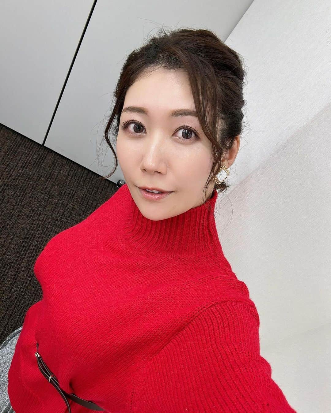 穂川果音さんのインスタグラム写真 - (穂川果音Instagram)「hairstyle  首回りまであるニットなので、スッキリアップヘアです😊  #まとめ髪　#アップヘア　#ヘアアレンジ　#hairarrange #アベプラ」12月12日 18時16分 - hokawakanonn