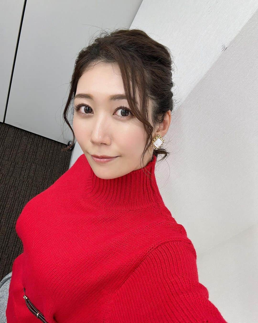 穂川果音さんのインスタグラム写真 - (穂川果音Instagram)「hairstyle  首回りまであるニットなので、スッキリアップヘアです😊  #まとめ髪　#アップヘア　#ヘアアレンジ　#hairarrange #アベプラ」12月12日 18時16分 - hokawakanonn