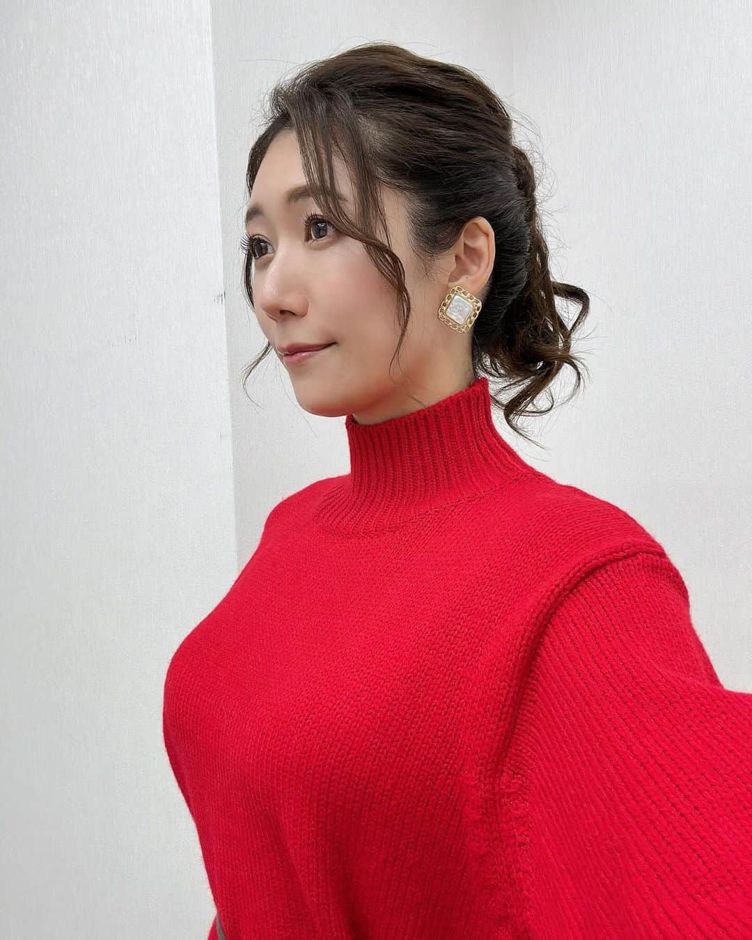 穂川果音さんのインスタグラム写真 - (穂川果音Instagram)「hairstyle  首回りまであるニットなので、スッキリアップヘアです😊  #まとめ髪　#アップヘア　#ヘアアレンジ　#hairarrange #アベプラ」12月12日 18時16分 - hokawakanonn