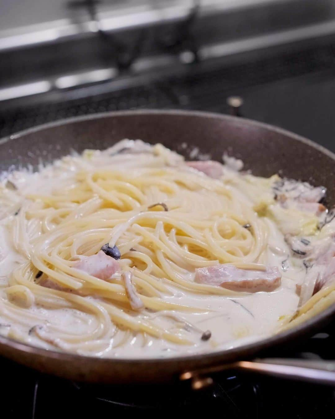 Ryogoさんのインスタグラム写真 - (RyogoInstagram)「🍝 白菜ときのこのチーズクリームパスタ。 ⁡ 冬場に重宝する白菜に生クリーム×クリームチーズの組み合わせで作れる濃厚コクうまなおうちパスタ🤤 ⁡ 個人的にもかなり好きな味に仕上がっています。 ⁡ この冬はまだまだ白菜を活用したレシピを用意しているので、ぜひそちらもお楽しみに！ ⁡ ——————————— ⁡ ▹レシピ本 「おうちで本格！BINANPASTA流 映えうまパスタレシピ」(宝島社)が全国の書店、オンラインで好評発売中📙詳しくはハイライトの【🎁レシピ本】からどうぞ。 ⁡ ——————————— ⁡ ✱ 今日のパスタ 『白菜ときのこのチーズクリームパスタ』 ⁡ ⋈ 材料(1人前) パスタ　80g ベーコン　30g 白菜　30g しめじ　20g 椎茸　1個 オリーブオイル　大さじ1 ☆生クリーム　100ml ☆塩昆布　大さじ1 ☆クリームチーズ　15g ブラックペッパー　適量 塩　適量 ⁡ ⋈ 作り方 1. フライパンにしめじと椎茸を入れ、5分ほど加熱します。（完成したら別皿に取り出しておきます。→★） 2. 沸騰したお湯の中に塩を入れてパスタを茹で始めます。 3. 空になったフライパンにオリーブオイルとベーコンを入れて弱火で炒めます。 4. ベーコンに焼き色がついてきたら、白菜を加えてさらに炒めます。 5. 白菜がしんなりしたら★を戻し入れてサッと炒め合わせます。 6. 次に☆と茹で汁（お玉1/2~1杯程度）を加えて、クリームチーズが溶け切るまでしっかり混ぜ合わせます。 7. 茹で上がったパスタをフライパンに加え、好みのとろみ加減になるまで混ぜ合わせます。 8. お皿に盛り付けたら、仕上げにブラックペッパーをトッピングして完成です。 ⁡ ⋈ より詳しいレシピはHPでご紹介 *プロフィール(@binanpasta )からアクセスできます。←愛用アイテム一覧もあります。 ⁡ ✱「BINANPASTAのレシピを参考に作ったよ」という方は、ぜひ @binanpasta をタグ付けして写真を投稿してください。XやThreadsも大歓迎👏👏 ⁡ -——————————— ⁡ ▹YouTube 2チャンネルあります。チャンネル登録してね🍳 ・まかない食堂 ・BINANPASTA ⁡ ▹レシピサイト(BINANPASTA) 約700種類のパスタレシピを無料で公開しています🍝 *プロフィール(@binanpasta )からも飛べます。 ⁡ #BINANPASTA #パスタレシピ #私のおうちパスタ  ⁡ -——————————— ⁡ #パスタ #レシピ #白菜 #クリームパスタ #フーディーテーブル #おうちごはん」12月12日 18時31分 - binanpasta