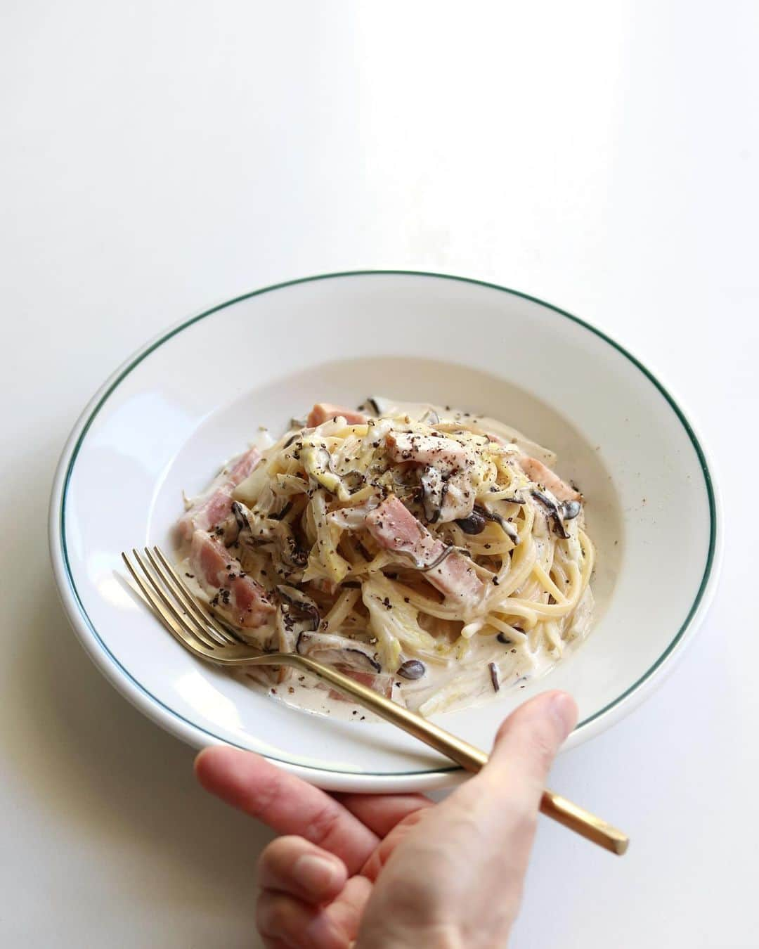 Ryogoのインスタグラム：「🍝 白菜ときのこのチーズクリームパスタ。 ⁡ 冬場に重宝する白菜に生クリーム×クリームチーズの組み合わせで作れる濃厚コクうまなおうちパスタ🤤 ⁡ 個人的にもかなり好きな味に仕上がっています。 ⁡ この冬はまだまだ白菜を活用したレシピを用意しているので、ぜひそちらもお楽しみに！ ⁡ ——————————— ⁡ ▹レシピ本 「おうちで本格！BINANPASTA流 映えうまパスタレシピ」(宝島社)が全国の書店、オンラインで好評発売中📙詳しくはハイライトの【🎁レシピ本】からどうぞ。 ⁡ ——————————— ⁡ ✱ 今日のパスタ 『白菜ときのこのチーズクリームパスタ』 ⁡ ⋈ 材料(1人前) パスタ　80g ベーコン　30g 白菜　30g しめじ　20g 椎茸　1個 オリーブオイル　大さじ1 ☆生クリーム　100ml ☆塩昆布　大さじ1 ☆クリームチーズ　15g ブラックペッパー　適量 塩　適量 ⁡ ⋈ 作り方 1. フライパンにしめじと椎茸を入れ、5分ほど加熱します。（完成したら別皿に取り出しておきます。→★） 2. 沸騰したお湯の中に塩を入れてパスタを茹で始めます。 3. 空になったフライパンにオリーブオイルとベーコンを入れて弱火で炒めます。 4. ベーコンに焼き色がついてきたら、白菜を加えてさらに炒めます。 5. 白菜がしんなりしたら★を戻し入れてサッと炒め合わせます。 6. 次に☆と茹で汁（お玉1/2~1杯程度）を加えて、クリームチーズが溶け切るまでしっかり混ぜ合わせます。 7. 茹で上がったパスタをフライパンに加え、好みのとろみ加減になるまで混ぜ合わせます。 8. お皿に盛り付けたら、仕上げにブラックペッパーをトッピングして完成です。 ⁡ ⋈ より詳しいレシピはHPでご紹介 *プロフィール(@binanpasta )からアクセスできます。←愛用アイテム一覧もあります。 ⁡ ✱「BINANPASTAのレシピを参考に作ったよ」という方は、ぜひ @binanpasta をタグ付けして写真を投稿してください。XやThreadsも大歓迎👏👏 ⁡ -——————————— ⁡ ▹YouTube 2チャンネルあります。チャンネル登録してね🍳 ・まかない食堂 ・BINANPASTA ⁡ ▹レシピサイト(BINANPASTA) 約700種類のパスタレシピを無料で公開しています🍝 *プロフィール(@binanpasta )からも飛べます。 ⁡ #BINANPASTA #パスタレシピ #私のおうちパスタ  ⁡ -——————————— ⁡ #パスタ #レシピ #白菜 #クリームパスタ #フーディーテーブル #おうちごはん」