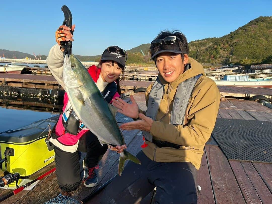 片原恵麻さんのインスタグラム写真 - (片原恵麻Instagram)「ビッグフィッシング ロケ🐟  淡路じゃのひれフィッシングパークさんにお邪魔しました🎶  釣り堀、奥深い！！！楽しかった〜！！！よっしーさんに色々教えて頂きました☺️  放送おたのしみに🥳  📍淡路じゃのひれフィッシングパーク @janohire_fishing_park   着用サングラス: Bell(ZEQUE) レンズ: TRUEVIEWSPORTS(TALEX) @saloobyzeque  ⋱⋰ ⋱⋰ ⋱⋰ ⋱⋰ ⋱⋰ ⋱⋰ ⋱⋰ ⋱⋰ ⋱⋰ ⋱⋰ ⋱⋰ ⋱⋰ #釣りガール#釣り女子#釣り#海釣り#ツリジョ#fishing#강태공#낙씨광#ルアマガ女子部#淡路島#淡路島釣り#ビッグフィッシング#ZEQUE#偏光サングラス#タレックス#TALEX#bunnywalk#じゃのひれフィッシングパーク」12月12日 18時28分 - emma_katahara