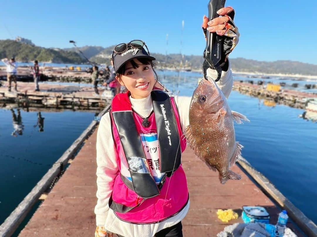 片原恵麻のインスタグラム：「ビッグフィッシング ロケ🐟  淡路じゃのひれフィッシングパークさんにお邪魔しました🎶  釣り堀、奥深い！！！楽しかった〜！！！よっしーさんに色々教えて頂きました☺️  放送おたのしみに🥳  📍淡路じゃのひれフィッシングパーク @janohire_fishing_park   着用サングラス: Bell(ZEQUE) レンズ: TRUEVIEWSPORTS(TALEX) @saloobyzeque  ⋱⋰ ⋱⋰ ⋱⋰ ⋱⋰ ⋱⋰ ⋱⋰ ⋱⋰ ⋱⋰ ⋱⋰ ⋱⋰ ⋱⋰ ⋱⋰ #釣りガール#釣り女子#釣り#海釣り#ツリジョ#fishing#강태공#낙씨광#ルアマガ女子部#淡路島#淡路島釣り#ビッグフィッシング#ZEQUE#偏光サングラス#タレックス#TALEX#bunnywalk#じゃのひれフィッシングパーク」