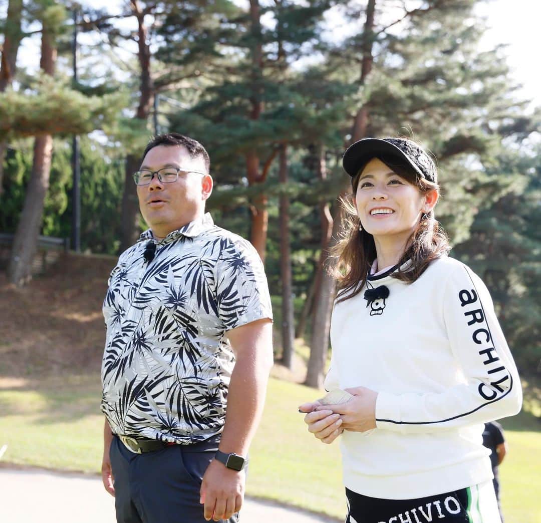徳原恵梨さんのインスタグラム写真 - (徳原恵梨Instagram)「告知が遅くなってしまってごめんなさい😢💦 ⁡ 「 #ライジングレディースゴルフTV 」【MATCH21】第1話放送が昨日からCSチャンネル「スカイA」（ @skya_cs_sports_tv ）& YouTube「ライジングレディースゴルフTV」(@rising_ladies_golf ) で始まりました✨✨ ⁡ 今回は3チーム対抗女子ダブルススキンズマッチです！👭👭👭 美人女子ゴルファー大集合！🥰🩷 ⁡ ⁡ #江口紗代 選手（ @s.34y ）＆ #岡田唯花 選手（ @yuican_61 ）チーム 　🆚 #鵜飼桃 選手（ @momo.gun1 ）＆  #酒井里奈 選手（ @rina.sakai518 ）チーム 　🆚 #後藤ひなの 選手（ @hinano_goto ）＆  #西田茉楓 選手（ @nishidamahiro_official ）チーム ⁡ 今回は #本田大記 プロ（ @h.h.big ）にラウンドリポーターとして参加していただき、 私はMCをさせていただきました😊🎤 ⁡ 放送日は、 ⁡ 第1話 ・初回放送：12月11日（月）午後5:00〜 ・再放送：12月16日（土）午前7:00〜 ・再々放送：12月17日（日）午後6:00〜 第2話 ・初回放送：12月18日（月）午後5:30〜 ・再放送：12月22日（金）午後2:00〜 ・再々放送：12月24日（日）午後10:00〜 第3話 ・初回放送：12月25日（月）午後8:00〜 ・再放送：12月29日（金）午後0:00〜 ・再々放送：12月30日（土）午後7:00〜 第4話 ・初回放送：1月1日（月）午後10:00〜 ・再放送：1月5日（金）午後5:00〜 ・再々放送：1月7日（日）午後10:00〜 第5話 ・初回放送：1月8日（月）午後10:00〜 ・再放送：1月13日（土）午後3:00〜 ・再々放送：1月14日（日）午後7:00〜 ⁡ ※全話60分放送となります。 ※編成の都合上、予告なく放送時間が変更となる場合があります。 ⁡ 舞台は大阪府池田市の伏尾ゴルフ倶楽部⛳️ ⁡ ⁡ お時間が合う方は是非リアルタイムでご覧ください😊 ⁡ YouTube「ライジングレディースゴルフTV」 公式チャンネルでも同時配信していますので、 こちらからもご覧ください🤗💓 ⁡ #心斎橋ゴルフスタジオ #ライジングレディースゴルフ #RisingLadiesGolf #RisingLadiesGolfTV #ライジングレディースカップ #RisingLadiesCup #ゴルフタイランド #GolfThailand #ゴルフレッスン #ゴルフ練習 #インドアゴルフ #ゴルフ好きな人と繋がりたい #ゴルフ #ゴルフ女子 #golf #golfgirl #徳原恵梨」12月12日 18時31分 - elly_0216