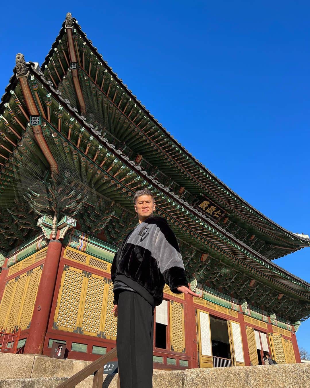 城戸康裕のインスタグラム：「韓国の世界遺産、 ・ ・ 『昌徳宮』きたーーーー😆✨ ・ ・ ・ 約600年ぐらい前にできた王宮🏯 ・ ・ 日本のお寺とかの雰囲気にそっくり❗️ ・ ・ 過去の世界遺産もみてみて😄 ・ → #城戸遺産 ・ ・ #昌徳宮  #韓国 #ソウル #seoul #🇰🇷 #世界遺産 #worldheritage」