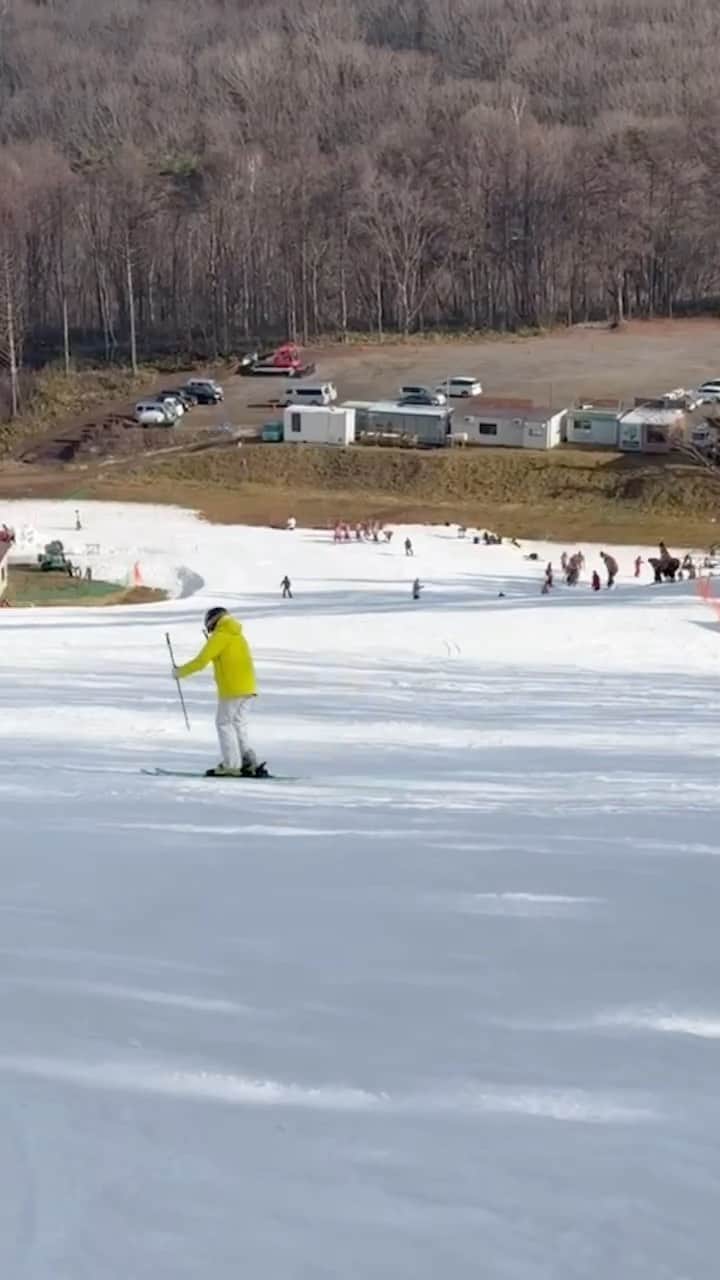 清澤恵美子のインスタグラム：「スキーの真上に居続ける練習①  フィッシャーデモチームのサポートをさせていただきました☺️⛷  スキー巧い上手い人たちへの見本は緊張感高かった！！ #fischerski @fischerjapan #pr   コーチが見る時のポイント 1.斜面に対して板の真上にいるか 2.両スキーが常に等速で動き続けているか 3.スキーを見て同時に板がスライドターンできているか 4.頭、手、上半身がホールドされているか 5.目線が先行していないか  ワンポイントは切り替えの足の立ち上がりの太腿の動き🦵」
