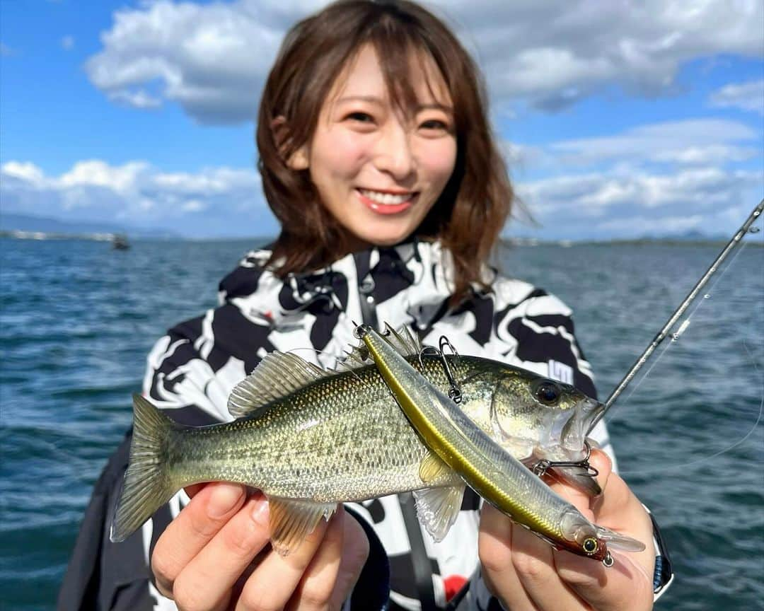 高本采実のインスタグラム：「🎣 10/10 トキメキ10s' 初参戦！ （ @10s_sakota @s.tmbc ） 10個のミッションをクリアするゲーム。  10種のルアーでバスを釣るチーム戦！  写真の通りの様子で釣りしてました🎣笑 ハイライトはこちら ・きんにくん：文句なしのロクマルover ・ビックリマン：えぇ50up ・タカモト：ウィードから引っ張り出した小バス  爆風の中お題コンプリートして ぶっちぎりの優勝🏆でした  ありがとうございました🌞✨  ⛴️ @bikkurimantkd  👶🏻 @s_yoshida.r3   . . . .  #ブラックバス #トキメキ10s #琵琶湖 #バスボート #blackbass #bassfishing #バス釣り ##バス釣り修行中 #大物ハンター #アングラー #fishinggirl #钓鱼 #高本采実 #あやみん #ayamistagram」