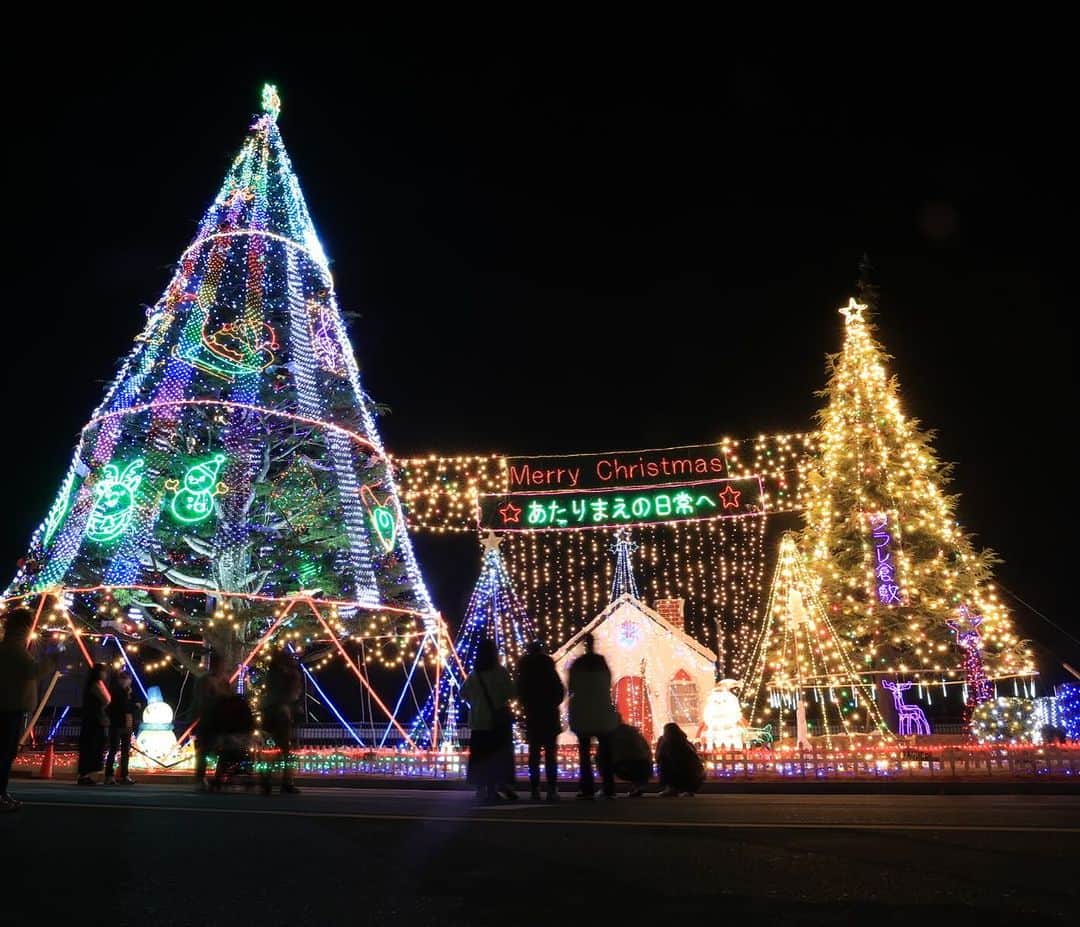 倉敷市のインスタグラム：「12月10日　クラレ倉敷事業所「クリスマスファンタジー2023」を撮影してきました。  この時期恒例ですね。何組もの家族連れが楽しそうに写真撮影していました。  12月25日（月)まで。 点灯時間は17時～22時です。  #クリスマス  #クリスマスツリー  #ライトアップ #イルミネーション #玉島 #倉敷市 #倉敷 #kurashiki #クラシキ文華 #クラシキブンカ #japan #japantrip #travel #trip #旅 #旅行 #instagramjapan #visitjapanjp」