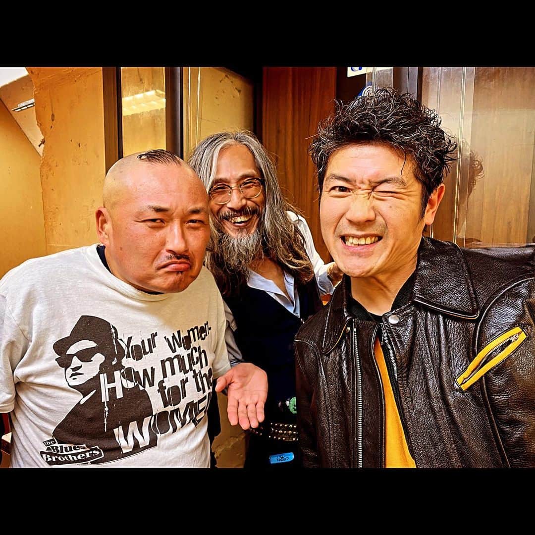 MONKYさんのインスタグラム写真 - (MONKYInstagram)「昨夜はTHE たこさん＠渋谷クアトロへ！  30周年ツアーセミファイナルということで、仕上がりまくった、たこさんのステージは圧巻でした！  ファンクだけじゃなくて、歌物もたっぷりあって、バンドらしさ全開で、そこにジワッと感動してました。  活動休止を発表した、たこさん。  あとは大阪のツアーファイナルを残すのみ。  活動休止は寂しいけど、新たな展開を期待してます！  また何か一緒に演りましよぅ！！  そしてゲストで来ていた烏賊様ホーンズのお二人様とパチリ。 梅津さんは多忙な中でも元気そうで、会えて嬉しかったです。  会場でも色んな久しぶりな人に会えて楽しい夜でした。  大阪のファイナル観たいなぁ！！  行ける人はお見逃しなくっ！！  @the_tacosan_fanclub」12月12日 18時41分 - ____monky____
